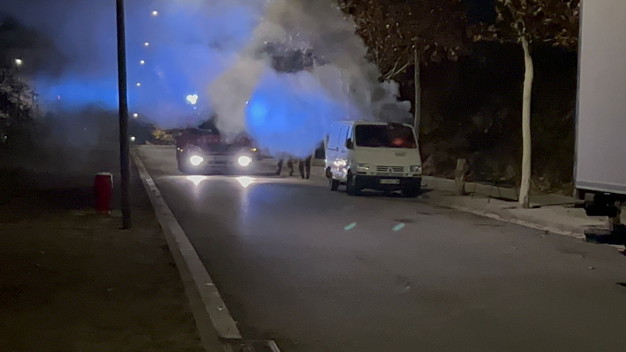 Aquest dijous dia 4 de gener, els Bombers van rebre un avís d'un incendi al carrer Pablo Iglesias, al barri de Roc Blanc. Tres dotacions van desplaçar-se fins al lloc, a l'alçada del número 121. Allà van veure que l'incident es concentràvem en un vehicle, tipus furgoneta, que es trobava estacionat al carrer. Hi havia una gran fumera però es concentrava només en aquest vehicle. Es va procedir a les tasques d'extinció i no hi va haver cap més afectació. En el moment de l'incendi no hi havia cap persona a l'interior.