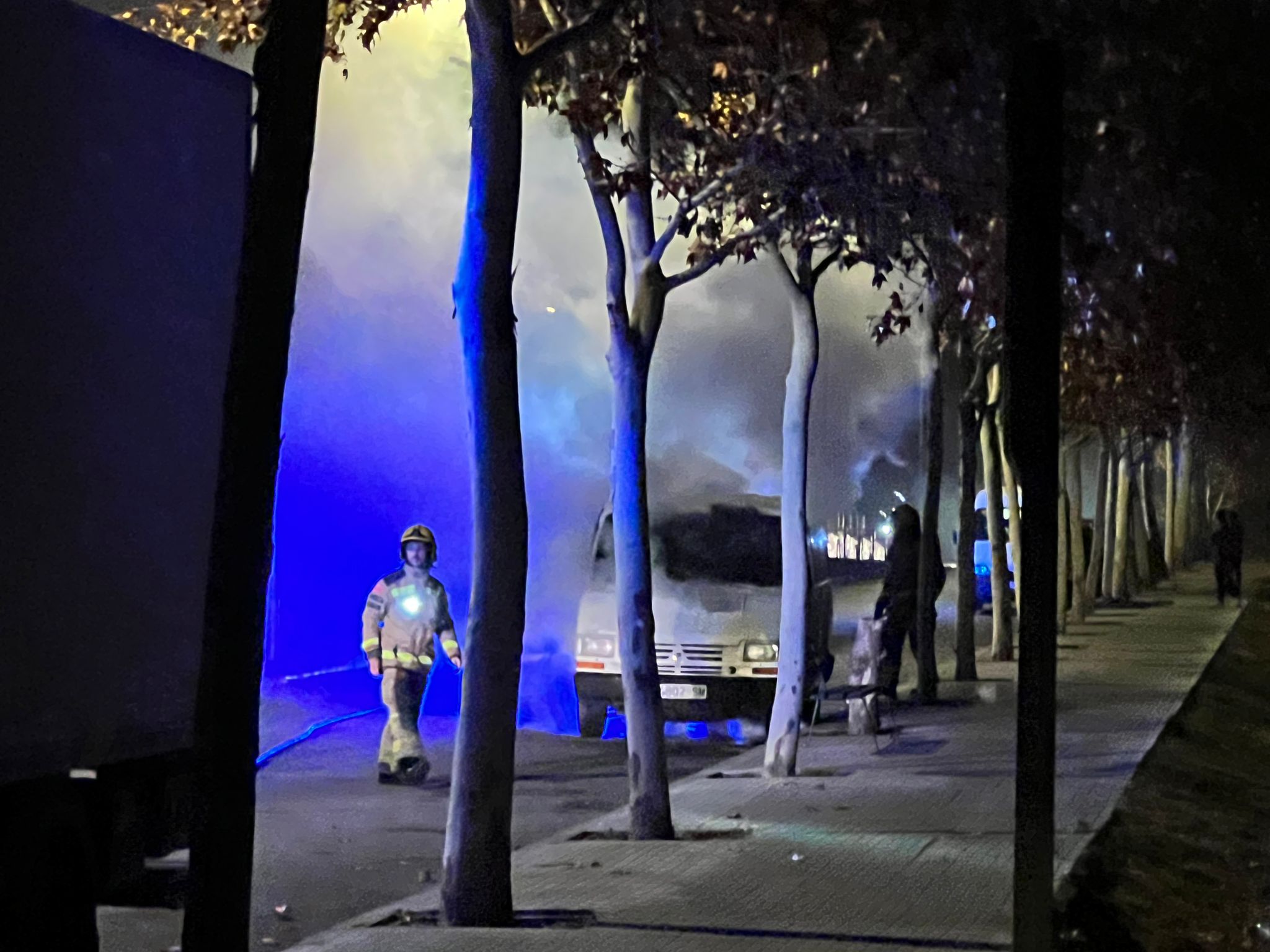 Aquest dijous dia 4 de gener, els Bombers van rebre un avís d'un incendi al carrer Pablo Iglesias, al barri de Roc Blanc. Tres dotacions van desplaçar-se fins al lloc, a l'alçada del número 121. Allà van veure que l'incident es concentràvem en un vehicle, tipus furgoneta, que es trobava estacionat al carrer. Hi havia una gran fumera però es concentrava només en aquest vehicle. Es va procedir a les tasques d'extinció i no hi va haver cap més afectació. En el moment de l'incendi no hi havia cap persona a l'interior.