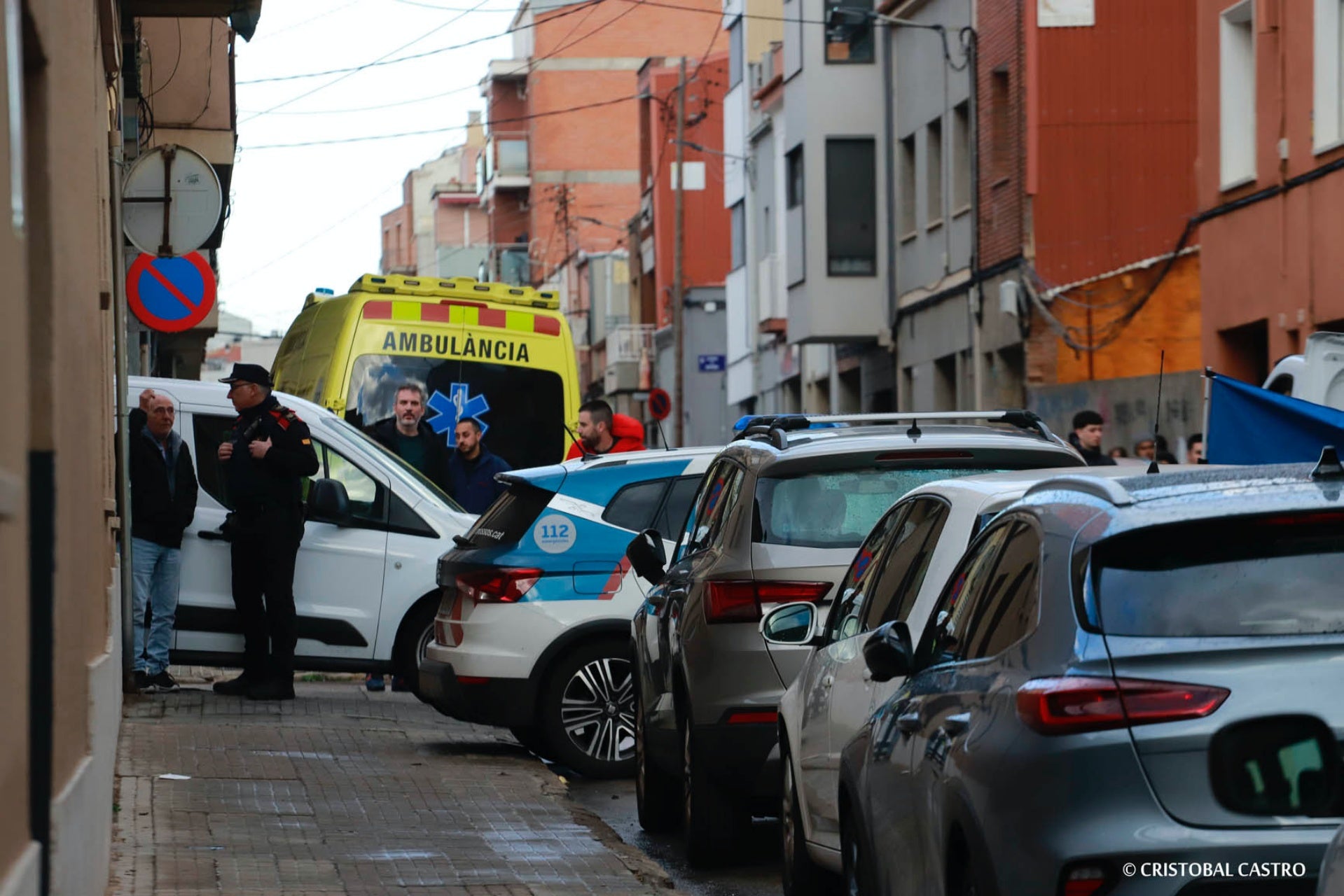 Un home ha mort apunyalat en una baralla a Terrassa. Els fets han tingut lloc prop de dos quarts d’una d’aquest matí de dimecres al mig del carrer de Bartrina, al barri de Sant Pere Nord. La víctima és un jove de 20 anys. Els Mossos d'Esquadra han detingut el presumpte autor, també d'uns 20 anys, que havia resultat ferit durant l'enfrontament.