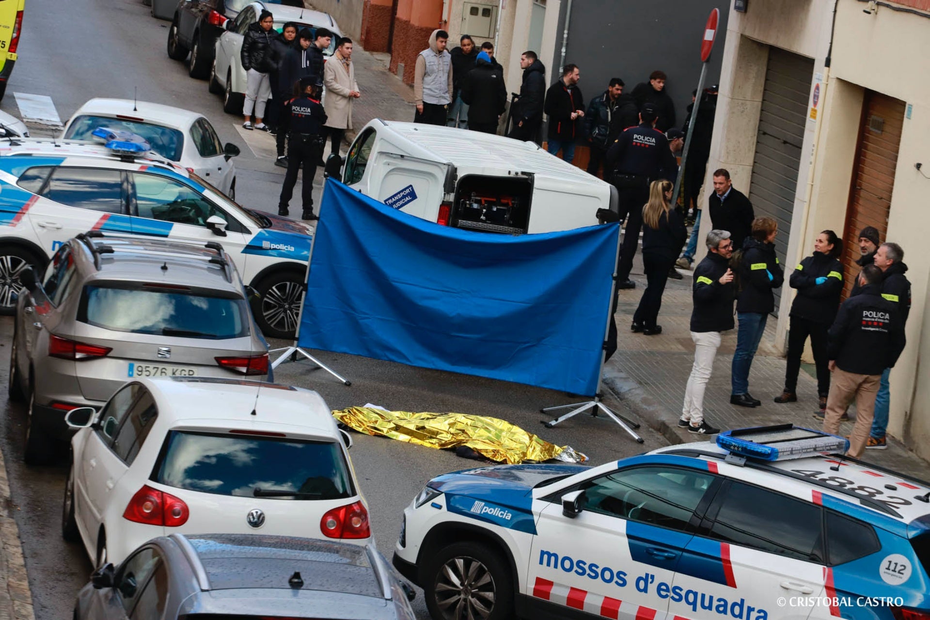 Un home ha mort apunyalat en una baralla a Terrassa. Els fets han tingut lloc prop de dos quarts d’una d’aquest matí de dimecres al mig del carrer de Bartrina, al barri de Sant Pere Nord. La víctima és un jove de 20 anys. Els Mossos d'Esquadra han detingut el presumpte autor, també d'uns 20 anys, que havia resultat ferit durant l'enfrontament.