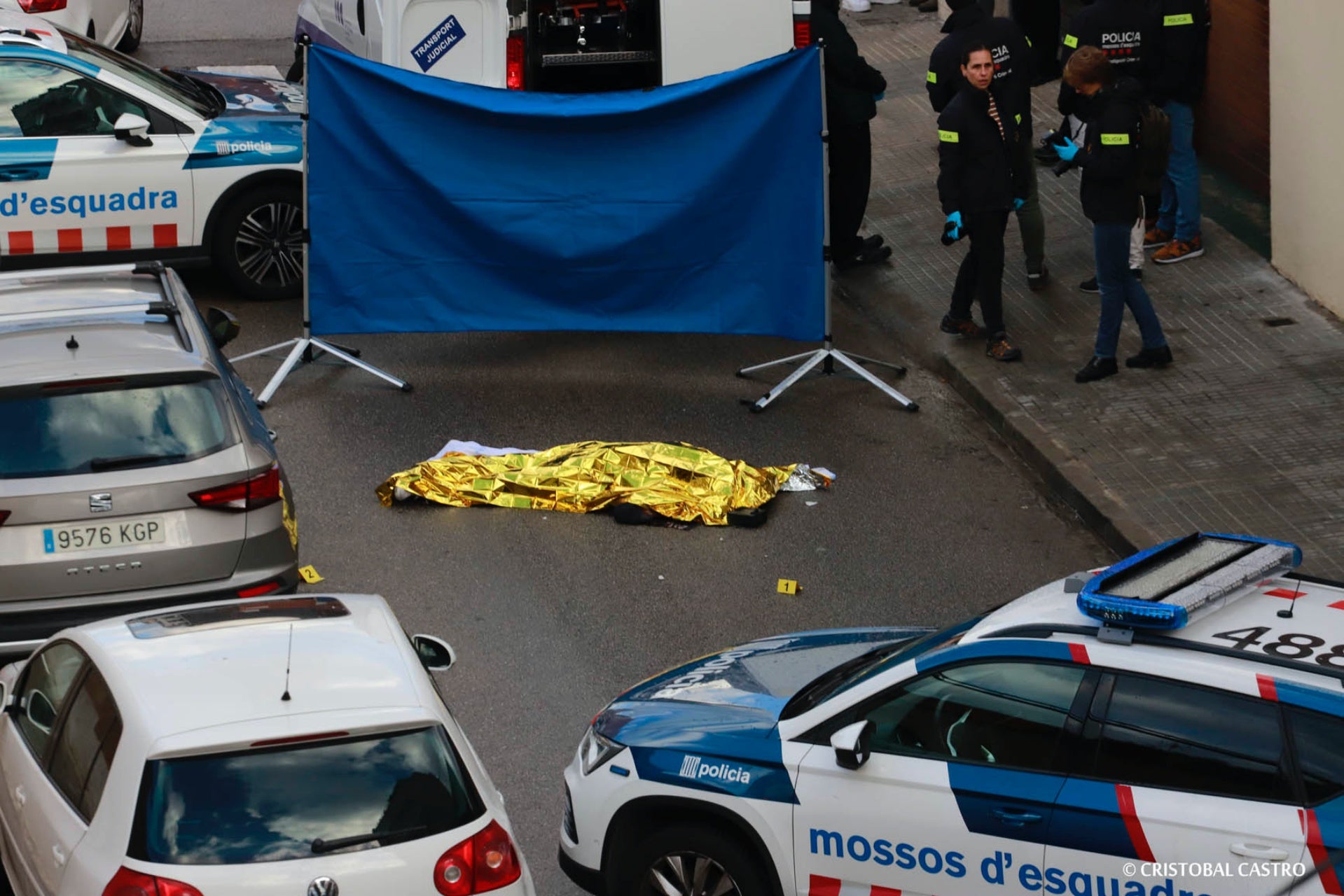 Un home ha mort apunyalat en una baralla a Terrassa. Els fets han tingut lloc prop de dos quarts d’una d’aquest matí de dimecres al mig del carrer de Bartrina, al barri de Sant Pere Nord. La víctima és un jove de 20 anys. Els Mossos d'Esquadra han detingut el presumpte autor, també d'uns 20 anys, que havia resultat ferit durant l'enfrontament.