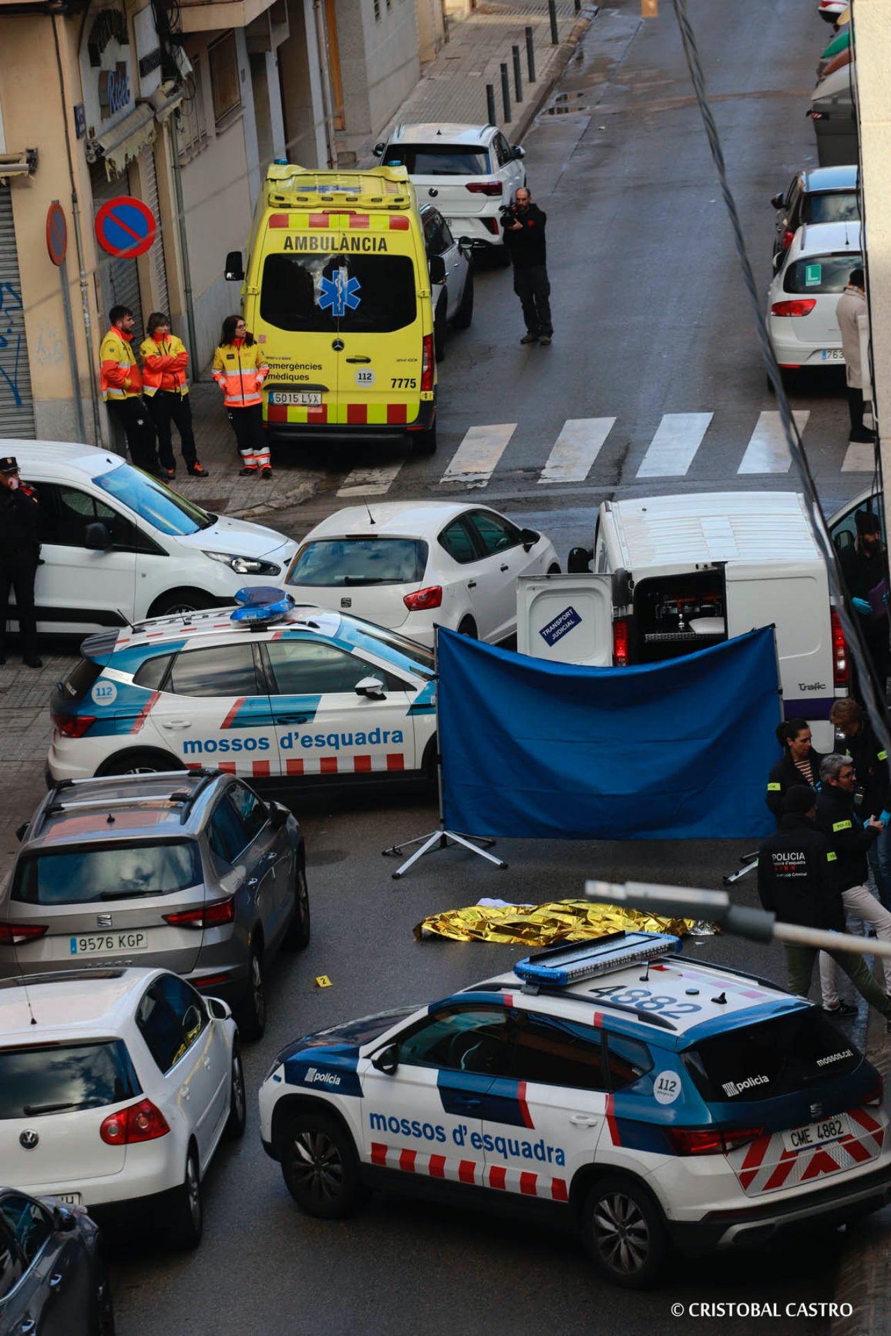 Un home ha mort apunyalat en una baralla a Terrassa. Els fets han tingut lloc prop de dos quarts d’una d’aquest matí de dimecres al mig del carrer de Bartrina, al barri de Sant Pere Nord. La víctima és un jove de 20 anys. Els Mossos d'Esquadra han detingut el presumpte autor, també d'uns 20 anys, que havia resultat ferit durant l'enfrontament.