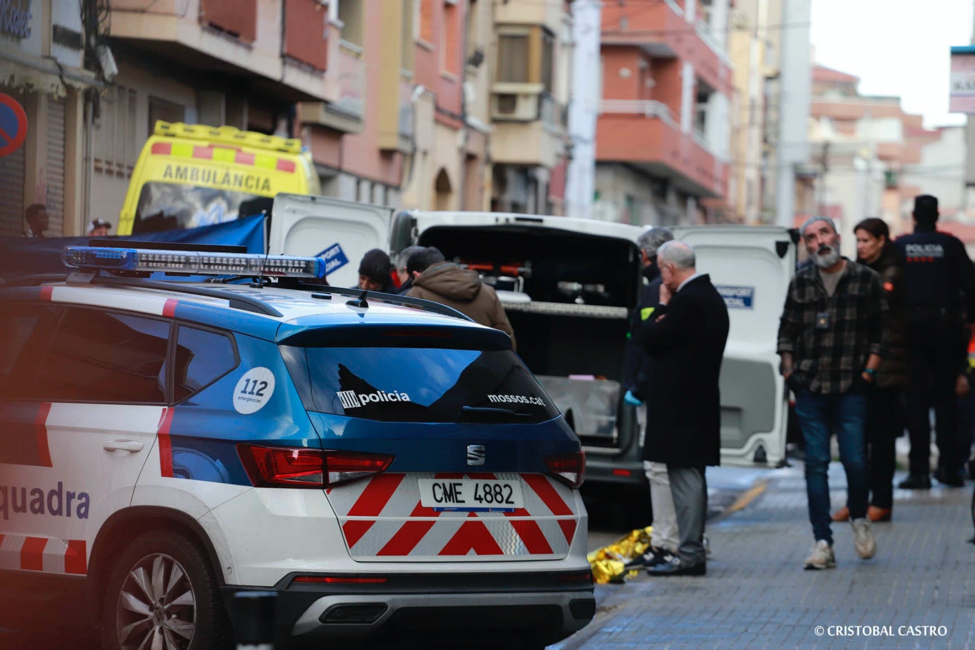 Un home ha mort apunyalat en una baralla a Terrassa. Els fets han tingut lloc prop de dos quarts d’una d’aquest matí de dimecres al mig del carrer de Bartrina, al barri de Sant Pere Nord. La víctima és un jove de 20 anys. Els Mossos d'Esquadra han detingut el presumpte autor, també d'uns 20 anys, que havia resultat ferit durant l'enfrontament.