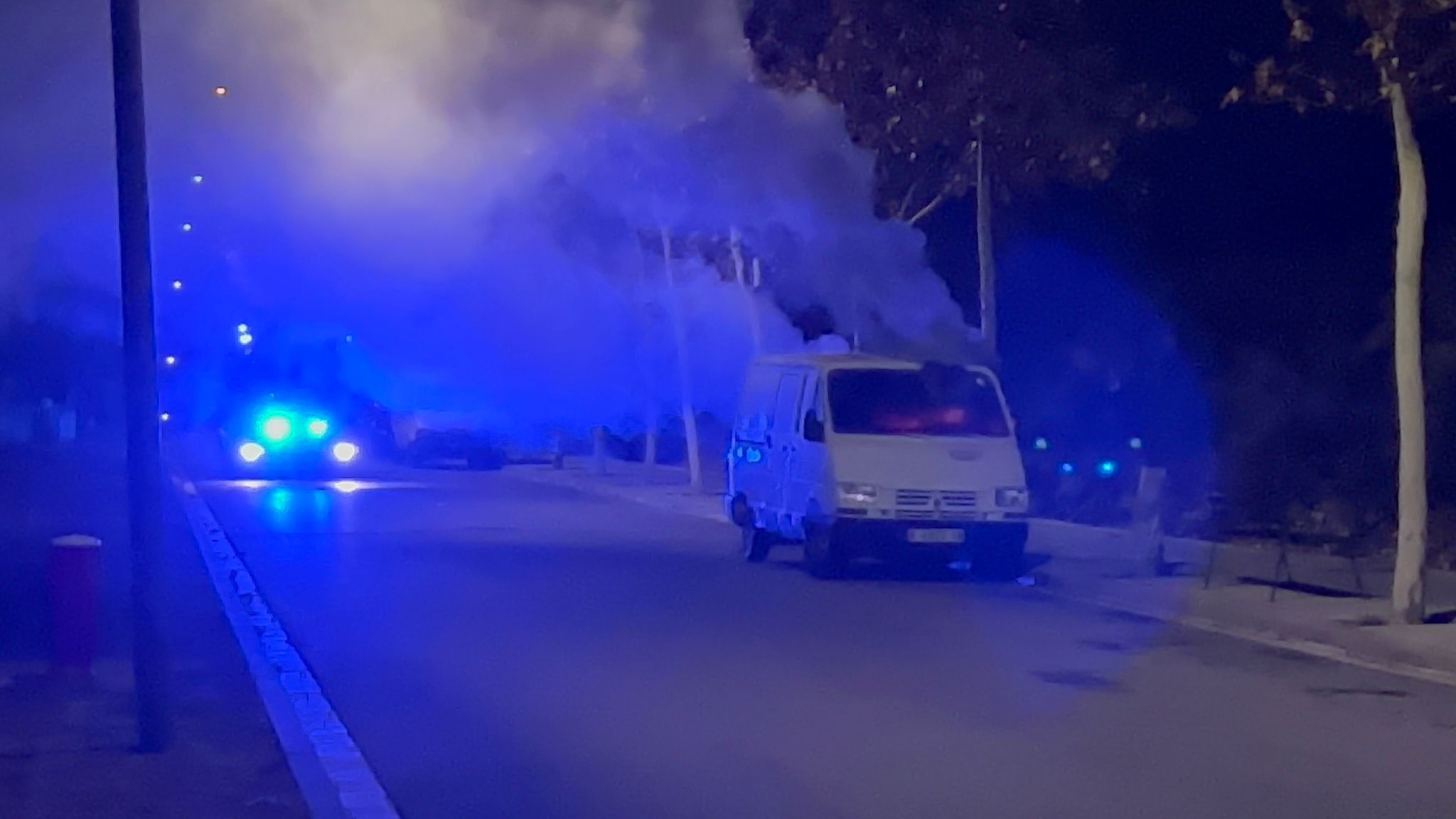 Aquest dijous dia 4 de gener, els Bombers van rebre un avís d'un incendi al carrer Pablo Iglesias, al barri de Roc Blanc. Tres dotacions van desplaçar-se fins al lloc, a l'alçada del número 121. Allà van veure que l'incident es concentràvem en un vehicle, tipus furgoneta, que es trobava estacionat al carrer. Hi havia una gran fumera però es concentrava només en aquest vehicle. Es va procedir a les tasques d'extinció i no hi va haver cap més afectació. En el moment de l'incendi no hi havia cap persona a l'interior.