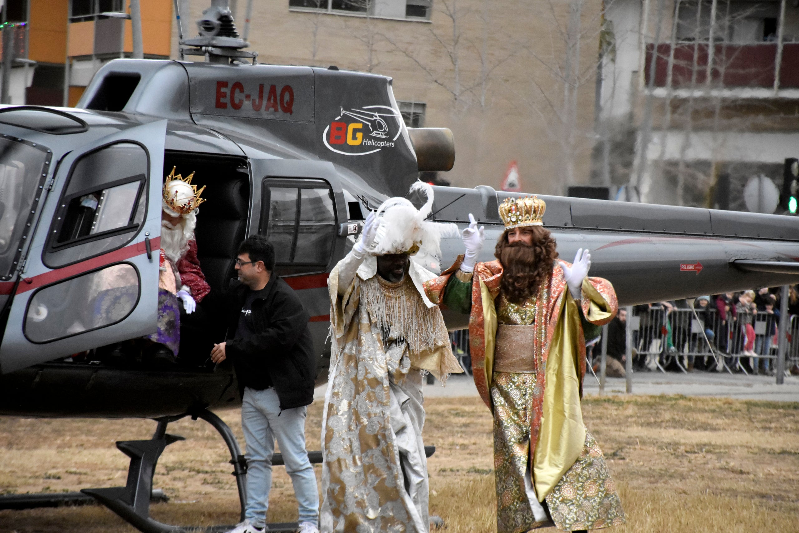 Arribada dels Reis d'Orient en helicòpter al Parc de les Nacions Unides. El patge Xiu-Xiu ha recollit les últimes cartes dels infants, i han actuat Miqui Giménez i els Bastoners de Terrassa, a banda de la participació d’entitats veïnals del Districte 5 (AV de Can Roca i AV del Pla del Bonaire) que han ofert diversos tallers. Posteriorment, ha tingut lloc la Cavalcada pels carrers de Terrassa. Malgrat la pluja, s'ha pogut dur a terme amb relativa normalitat. Només s'ha modificat de lloc l'escenari final. L'alcalde ha rebut Ses Majestats a l'atri de l'Ajuntament i se'ls ha lliurat de manera simbòlica la Vara de la Ciutat | Marcel Marsal