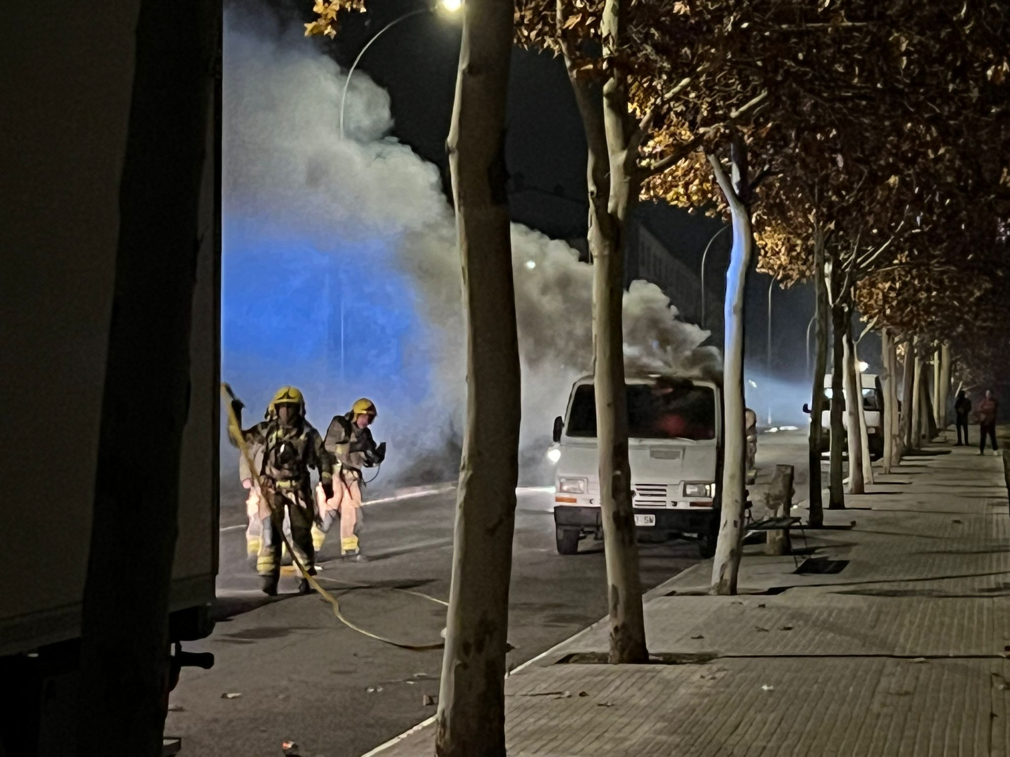 Aquest dijous dia 4 de gener, els Bombers van rebre un avís d'un incendi al carrer Pablo Iglesias, al barri de Roc Blanc. Tres dotacions van desplaçar-se fins al lloc, a l'alçada del número 121. Allà van veure que l'incident es concentràvem en un vehicle, tipus furgoneta, que es trobava estacionat al carrer. Hi havia una gran fumera però es concentrava només en aquest vehicle. Es va procedir a les tasques d'extinció i no hi va haver cap més afectació. En el moment de l'incendi no hi havia cap persona a l'interior.