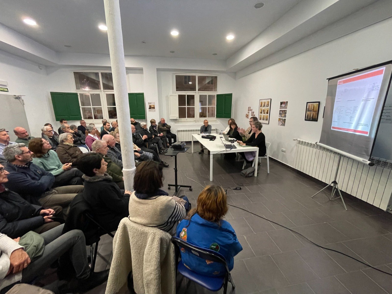 Reunió de tècnics municipals i la regidora Meritxell Lluís amb veïns de l'Antic Poble de Sant Pere | ML