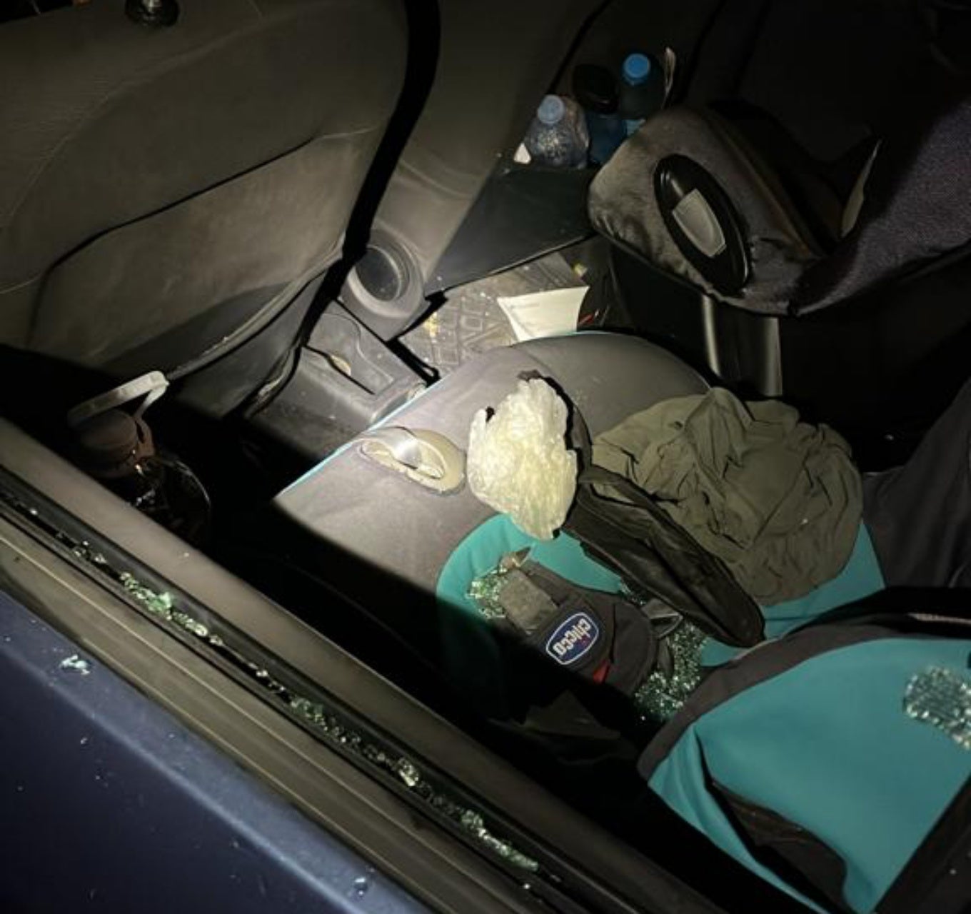 Enxampat 'in fraganti' robant a l'interior d'un vehicle a Terrassa | Policia Municipal de Terrassa
