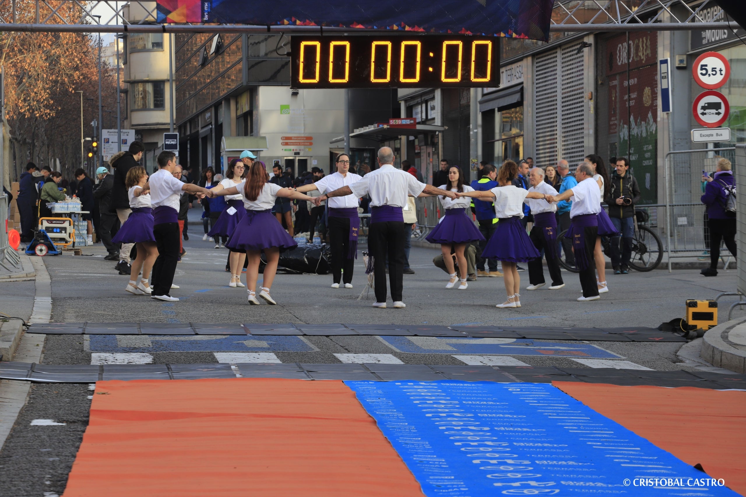 Sense sorpreses en la Mitja Marató de Terrassa 2024. La victòria se l’han endut dos dels corredores africans que amb més bones sensacions arribaven. Mike Kiptum Boit i Nancy Chepleting han estat els guanyadors de la 24a edició d’una cursa que ha comptat amb prop de 2.600 participants (si sumem també els de la 18a edició de la Cursa Santi Centelles), procedents d’una catorzena de països diferents. Tant en categoria masculina com en la femenina s'ha batut la marca registrada, establint un nou rècord.
