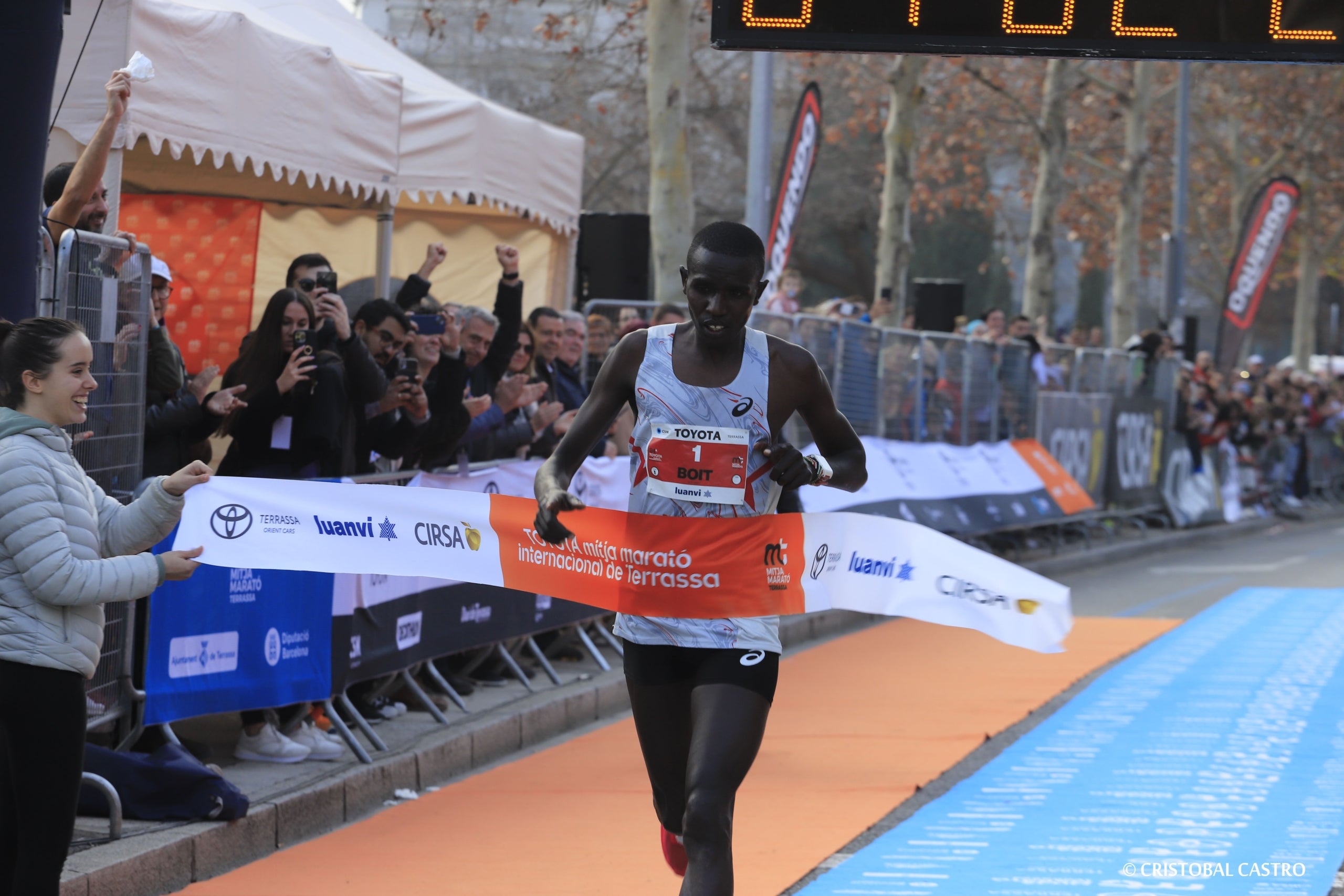 Sense sorpreses en la Mitja Marató de Terrassa 2024. La victòria se l’han endut dos dels corredores africans que amb més bones sensacions arribaven. Mike Kiptum Boit i Nancy Chepleting han estat els guanyadors de la 24a edició d’una cursa que ha comptat amb prop de 2.600 participants (si sumem també els de la 18a edició de la Cursa Santi Centelles), procedents d’una catorzena de països diferents. Tant en categoria masculina com en la femenina s'ha batut la marca registrada, establint un nou rècord.