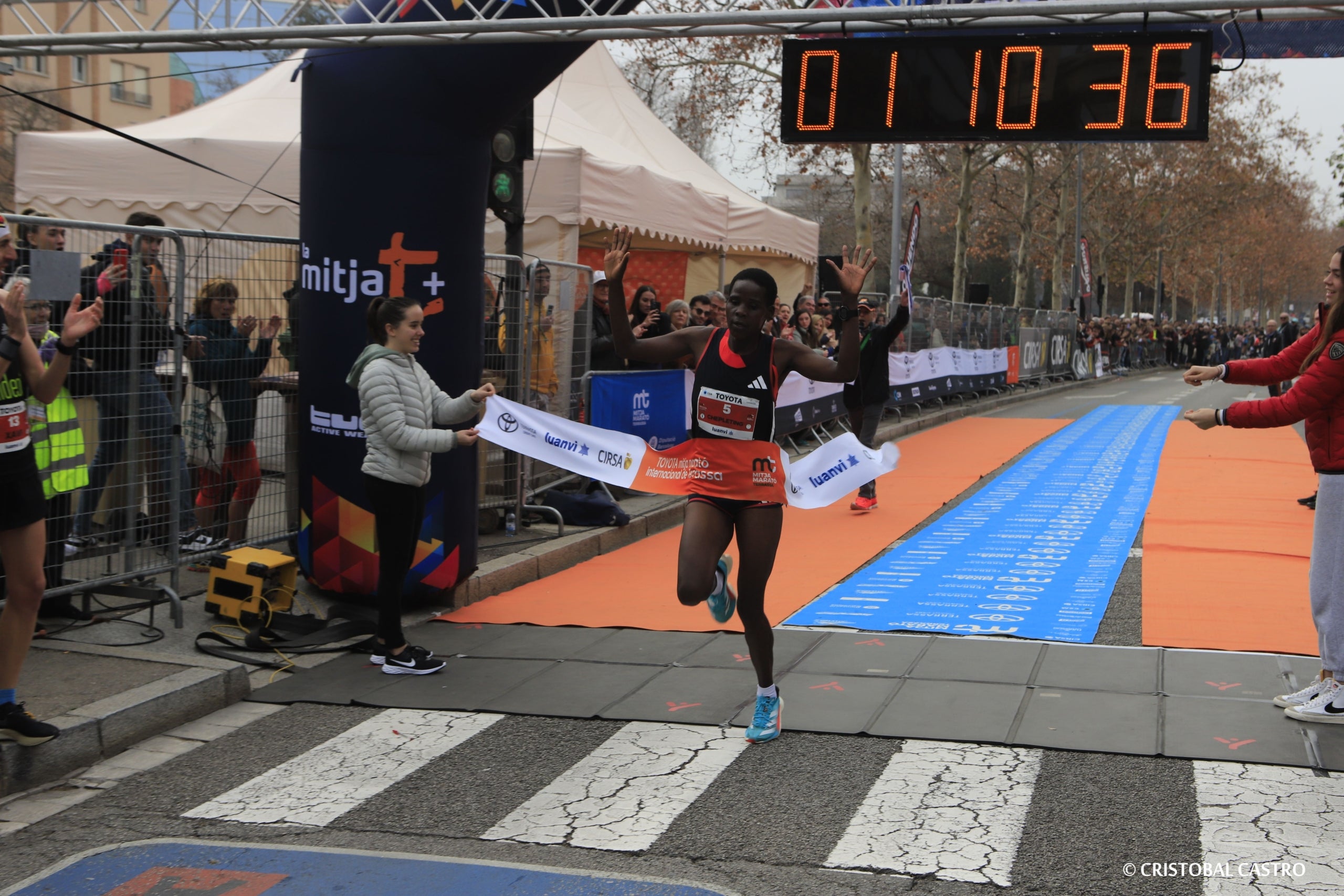 Sense sorpreses en la Mitja Marató de Terrassa 2024. La victòria se l’han endut dos dels corredores africans que amb més bones sensacions arribaven. Mike Kiptum Boit i Nancy Chepleting han estat els guanyadors de la 24a edició d’una cursa que ha comptat amb prop de 2.600 participants (si sumem també els de la 18a edició de la Cursa Santi Centelles), procedents d’una catorzena de països diferents. Tant en categoria masculina com en la femenina s'ha batut la marca registrada, establint un nou rècord.