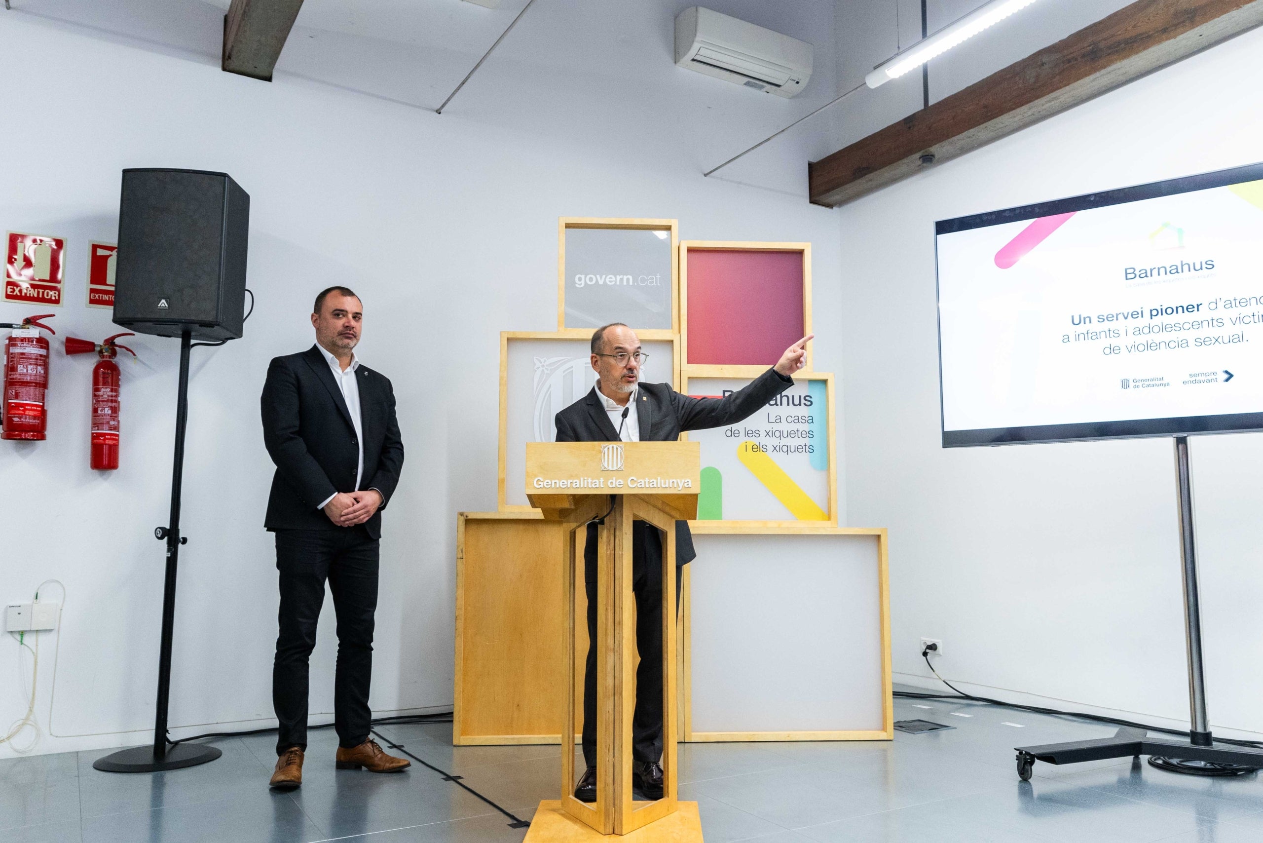El conseller Carles Campuzano i l'alcalde Jordi Ballart en l'acte de presentació de la Barnahus a Terrassa | Gencat