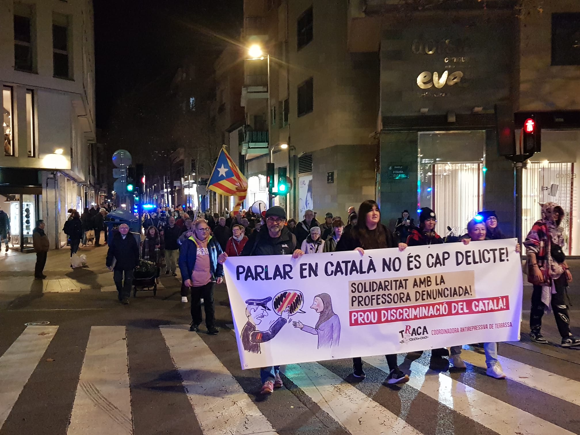 Acte de suport a la professora vexada per policies espanyols i de crítica a la passivitat del govern municipal | Lluïsa Tarrida