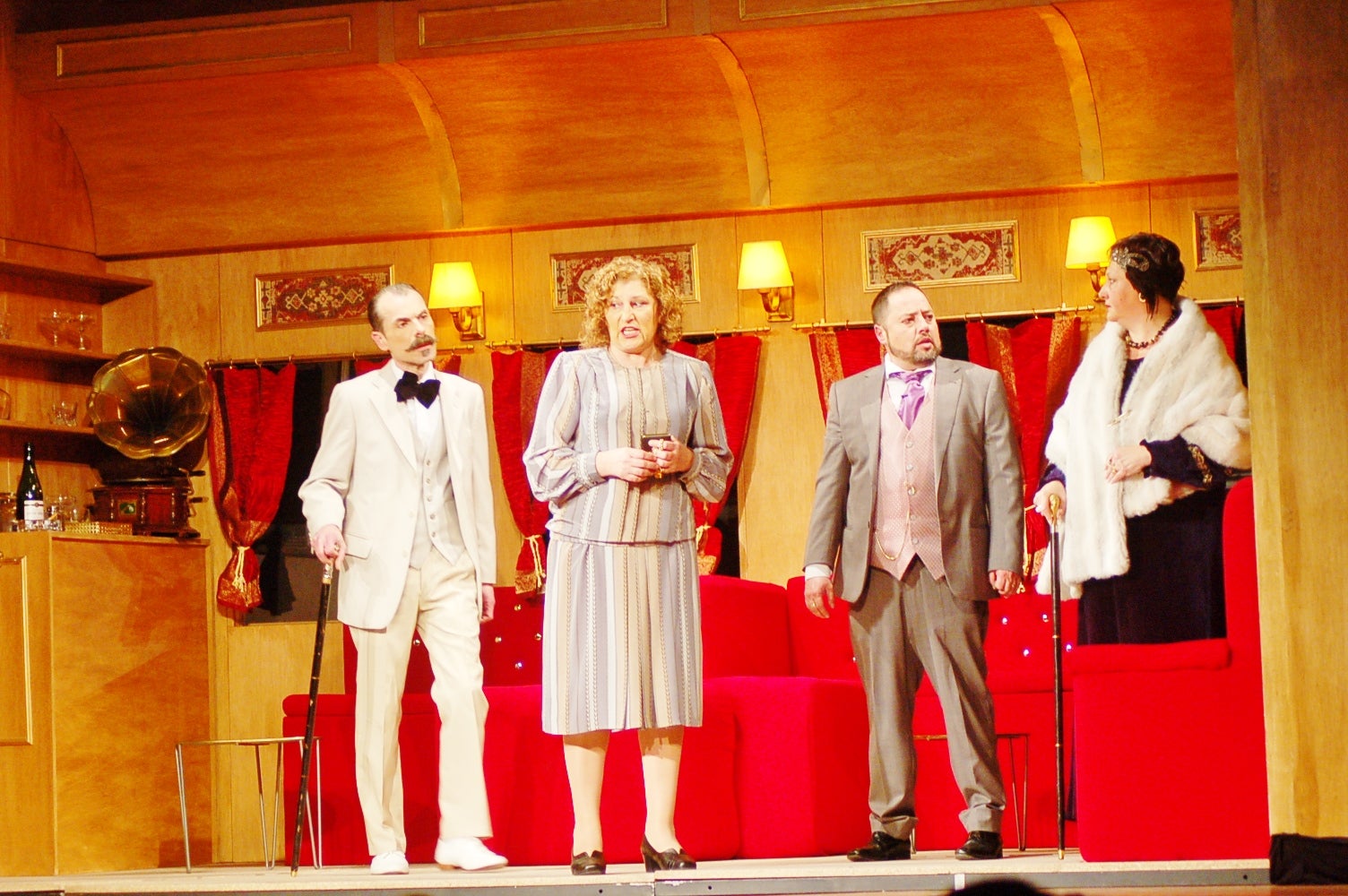 La Sala Crespi va acollir un espectacle d'Hercules Poirot del Centre Cultural i Recreatiu de Pineda de Mar | Ramon Navarro