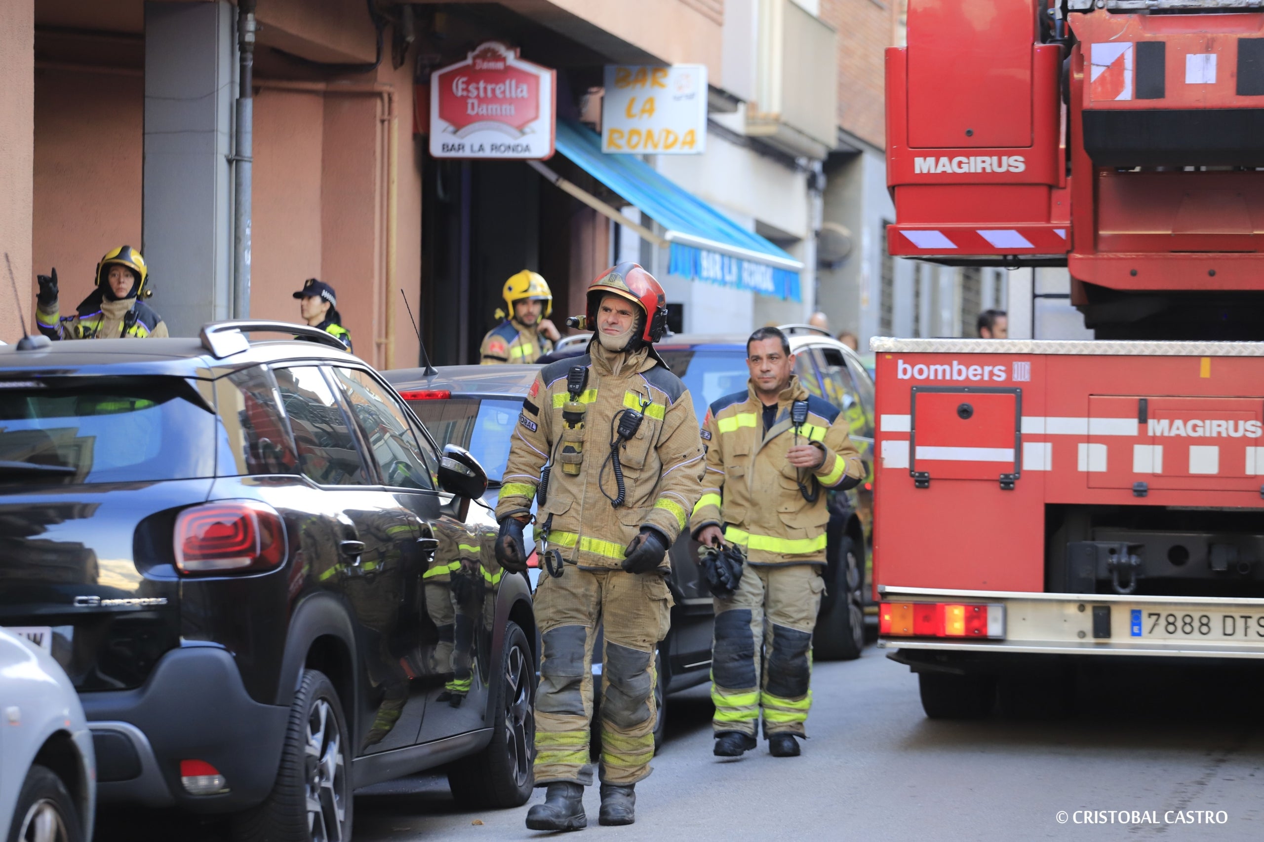 Un incendi ha cremat la planta baixa d'un edifici al carrer d'Albinyana, al barri de Can Palet, prop de dos quarts de cinc d'aquesta tarda de dimarts. L'escala de l'edifici i dos habitatges més s'han vist afectats pel fum i Bombers han dit als veïns que es confinin a casa i posin tovalloles humides a l'escletxa inferior. Segons informen Bombers a Món Terrassa, cap persona ha resultat ferida, tot i que ha mort un gat. El foc s'ha donat per extingit prop de les cinc.