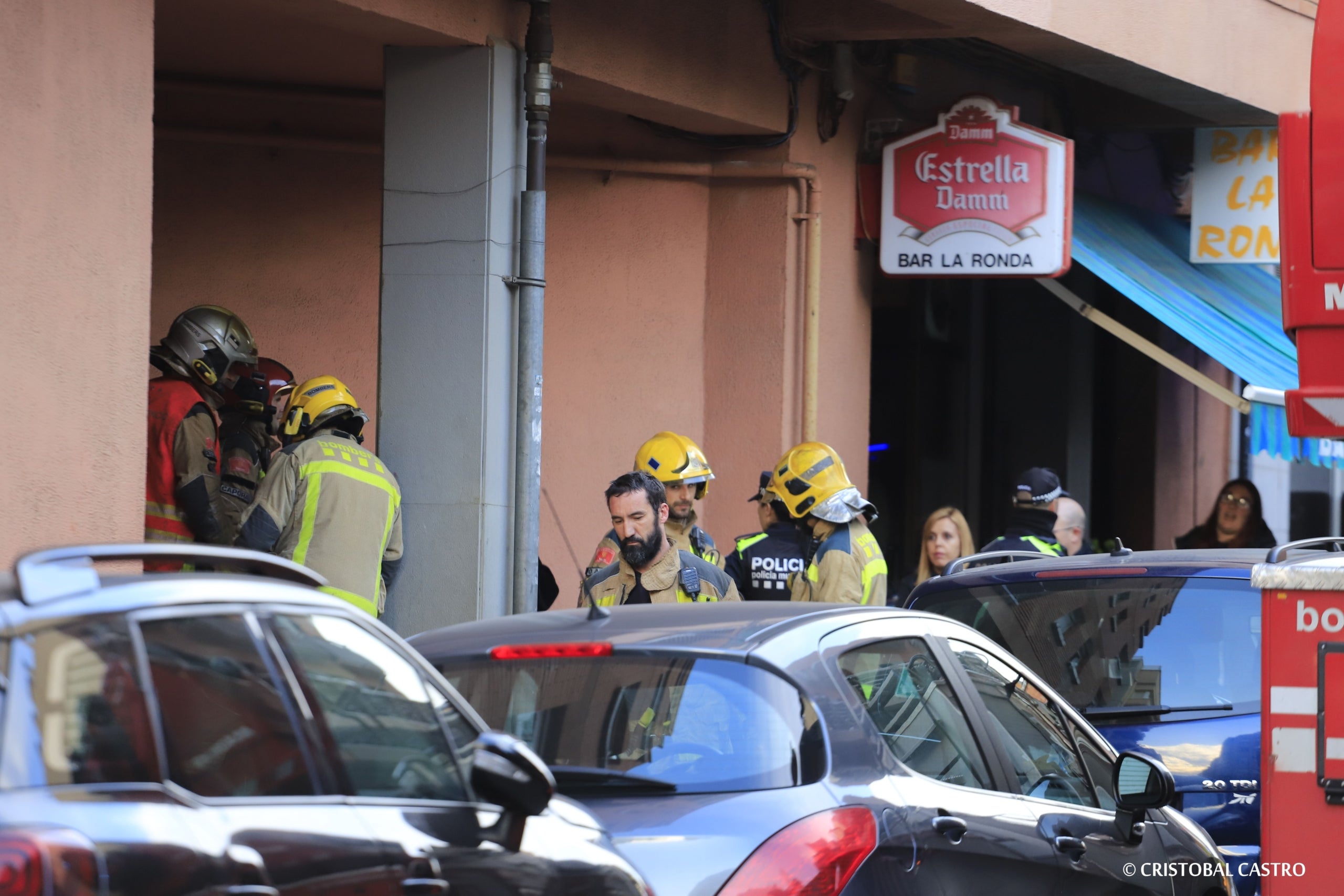 Un incendi ha cremat la planta baixa d'un edifici al carrer d'Albinyana, al barri de Can Palet, prop de dos quarts de cinc d'aquesta tarda de dimarts. L'escala de l'edifici i dos habitatges més s'han vist afectats pel fum i Bombers han dit als veïns que es confinin a casa i posin tovalloles humides a l'escletxa inferior. Segons informen Bombers a Món Terrassa, cap persona ha resultat ferida, tot i que ha mort un gat. El foc s'ha donat per extingit prop de les cinc.