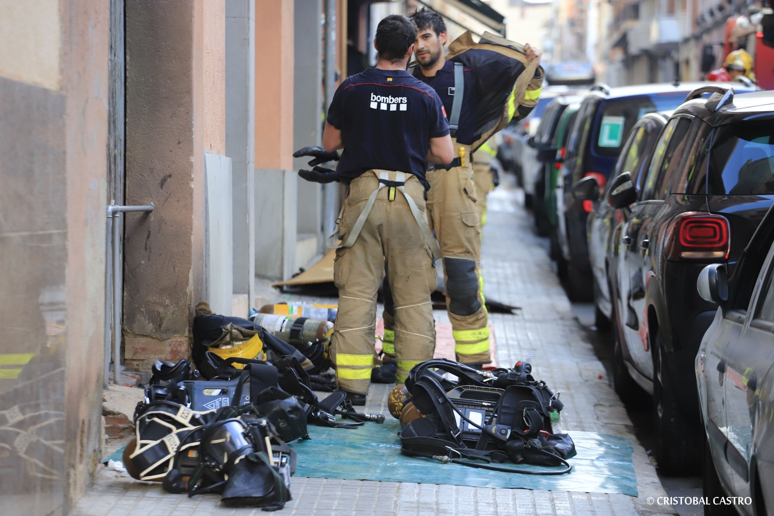Un incendi ha cremat la planta baixa d'un edifici al carrer d'Albinyana, al barri de Can Palet, prop de dos quarts de cinc d'aquesta tarda de dimarts. L'escala de l'edifici i dos habitatges més s'han vist afectats pel fum i Bombers han dit als veïns que es confinin a casa i posin tovalloles humides a l'escletxa inferior. Segons informen Bombers a Món Terrassa, cap persona ha resultat ferida, tot i que ha mort un gat. El foc s'ha donat per extingit prop de les cinc.