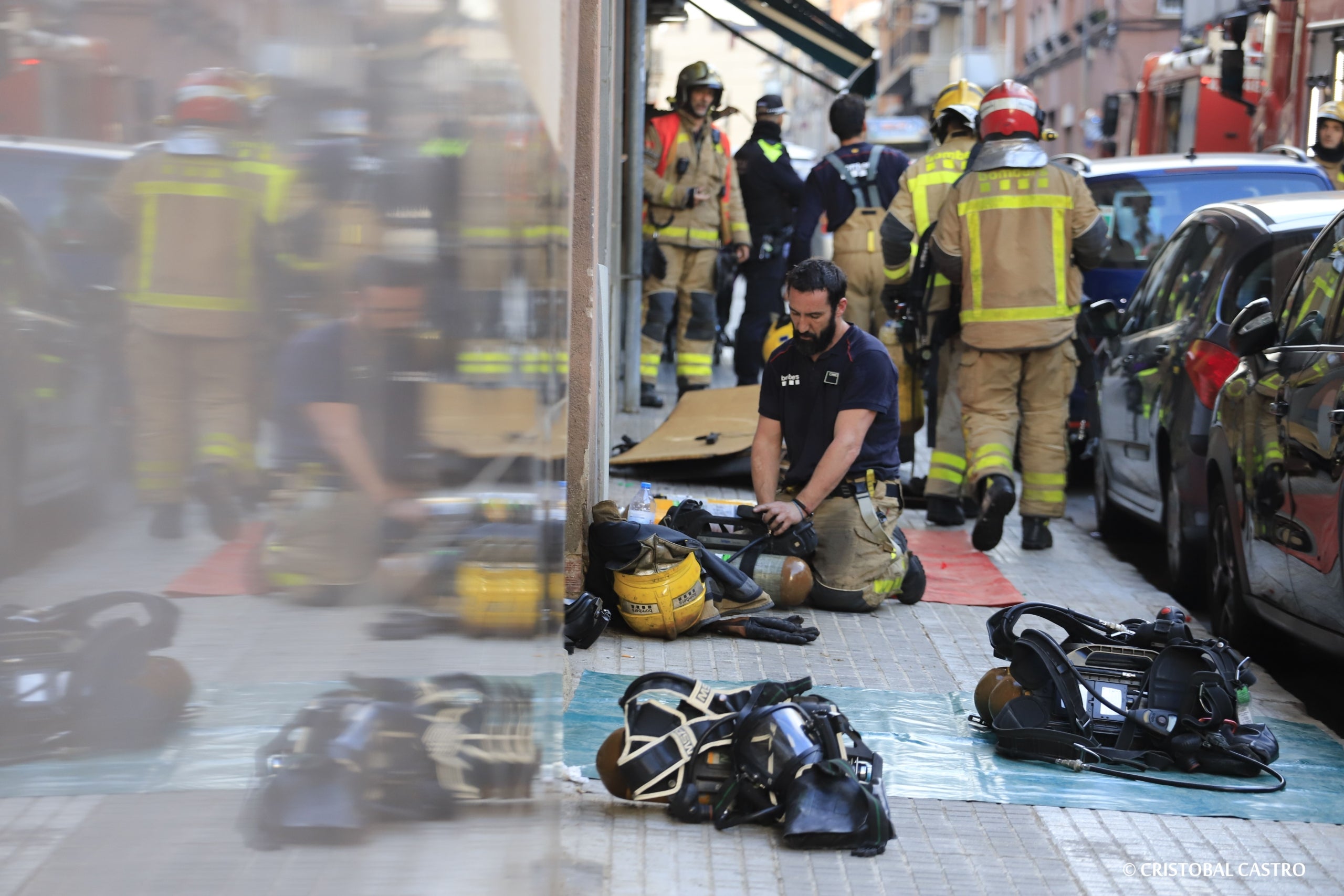 Un incendi ha cremat la planta baixa d'un edifici al carrer d'Albinyana, al barri de Can Palet, prop de dos quarts de cinc d'aquesta tarda de dimarts. L'escala de l'edifici i dos habitatges més s'han vist afectats pel fum i Bombers han dit als veïns que es confinin a casa i posin tovalloles humides a l'escletxa inferior. Segons informen Bombers a Món Terrassa, cap persona ha resultat ferida, tot i que ha mort un gat. El foc s'ha donat per extingit prop de les cinc.