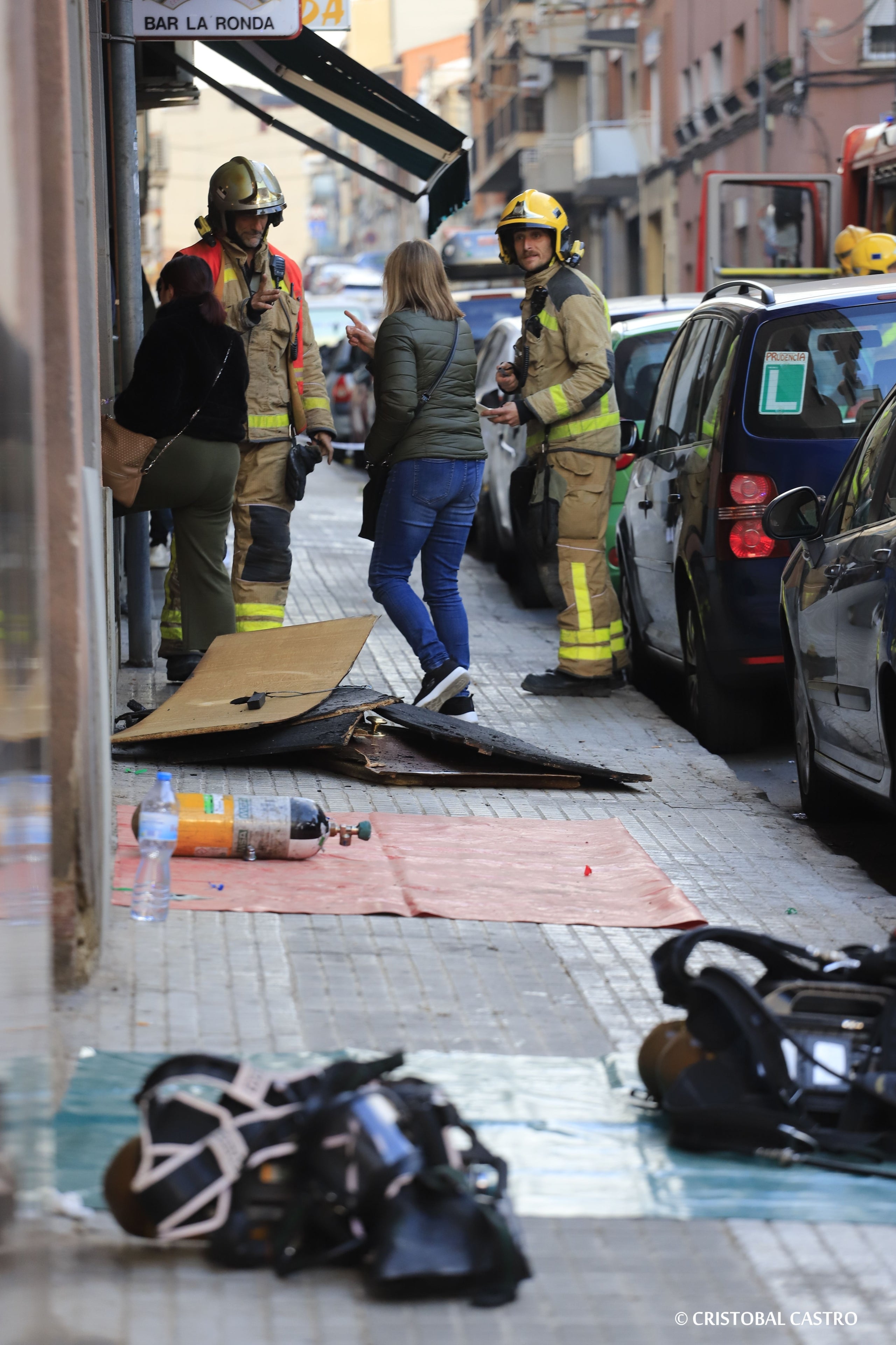 Un incendi ha cremat la planta baixa d'un edifici al carrer d'Albinyana, al barri de Can Palet, prop de dos quarts de cinc d'aquesta tarda de dimarts. L'escala de l'edifici i dos habitatges més s'han vist afectats pel fum i Bombers han dit als veïns que es confinin a casa i posin tovalloles humides a l'escletxa inferior. Segons informen Bombers a Món Terrassa, cap persona ha resultat ferida, tot i que ha mort un gat. El foc s'ha donat per extingit prop de les cinc.