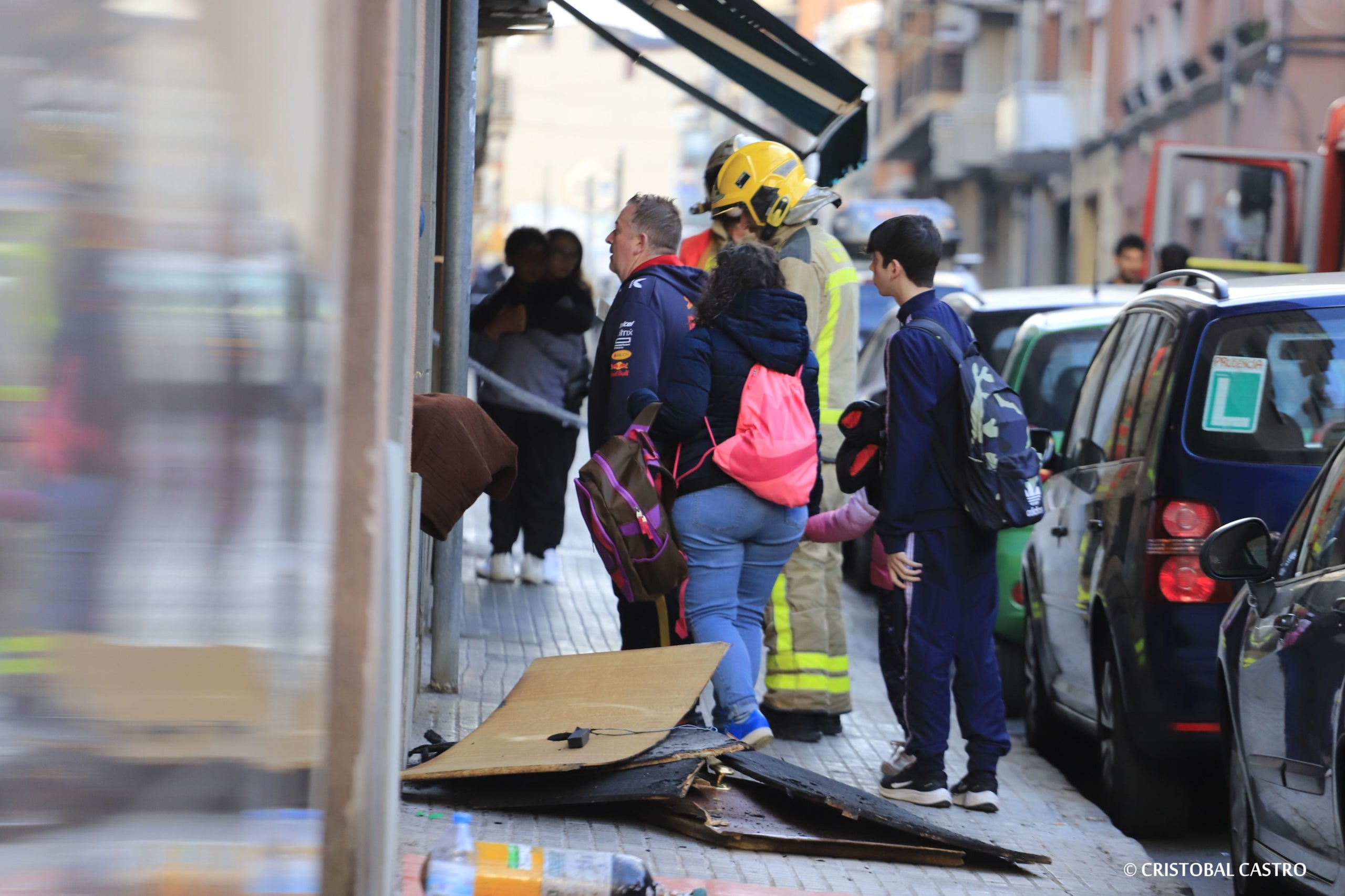 Un incendi ha cremat la planta baixa d'un edifici al carrer d'Albinyana, al barri de Can Palet, prop de dos quarts de cinc d'aquesta tarda de dimarts. L'escala de l'edifici i dos habitatges més s'han vist afectats pel fum i Bombers han dit als veïns que es confinin a casa i posin tovalloles humides a l'escletxa inferior. Segons informen Bombers a Món Terrassa, cap persona ha resultat ferida, tot i que ha mort un gat. El foc s'ha donat per extingit prop de les cinc.