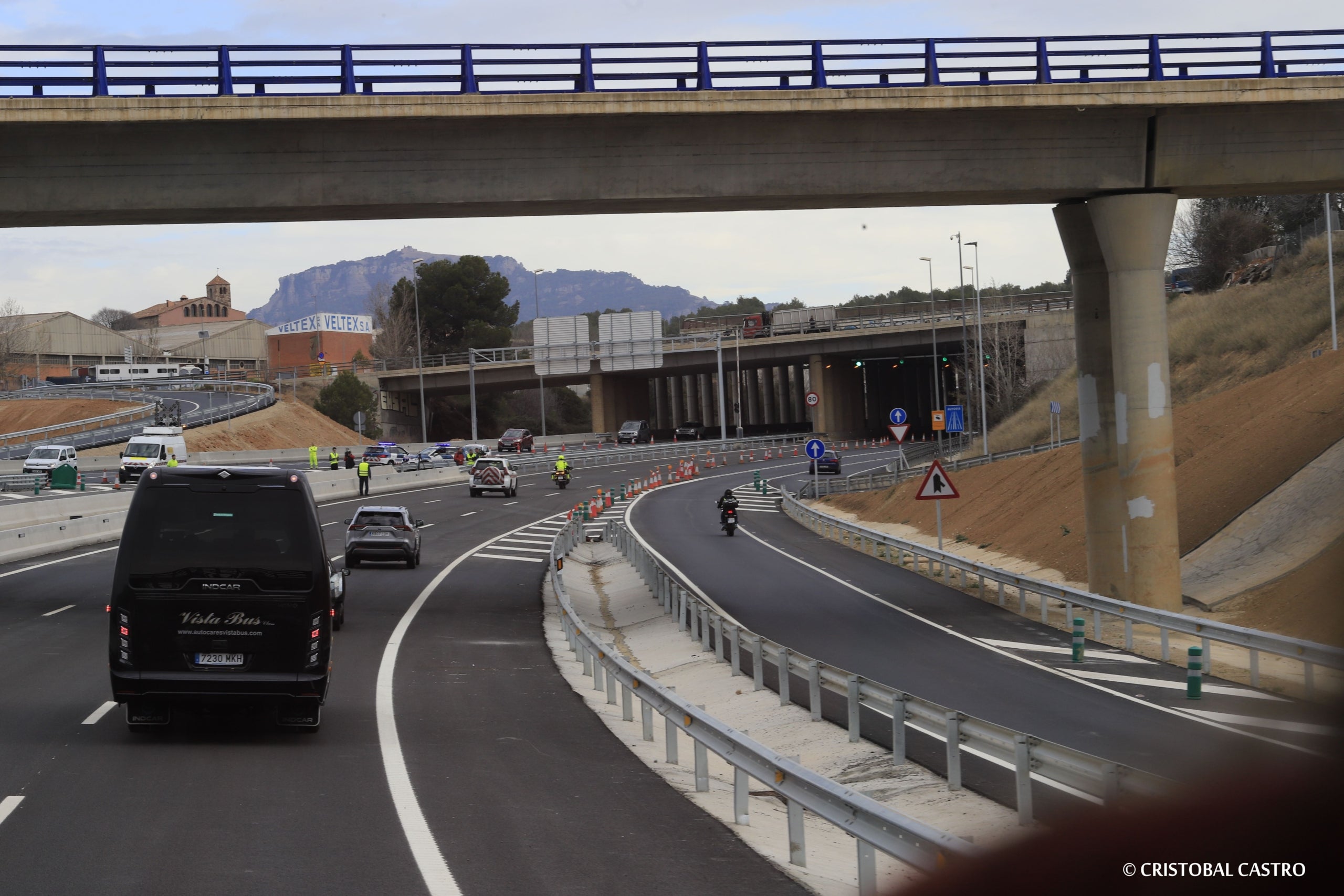 Els cotxes ja poden circular per la B-40 en el tram entre Terrassa i Abrera des d’aquest divendres 16 de febrer. Son poc més de 6 quilòmetres -dels quals 1,3 són en un túnel i de tres carrils per sentit- que uneixen el Vallès Occidental i el Baix Llobregat. Han estat necessaris 17 anys d’obres i 300 milions d’euros per veure tot el traçat de 13,2 quilòmetres finalitzat.