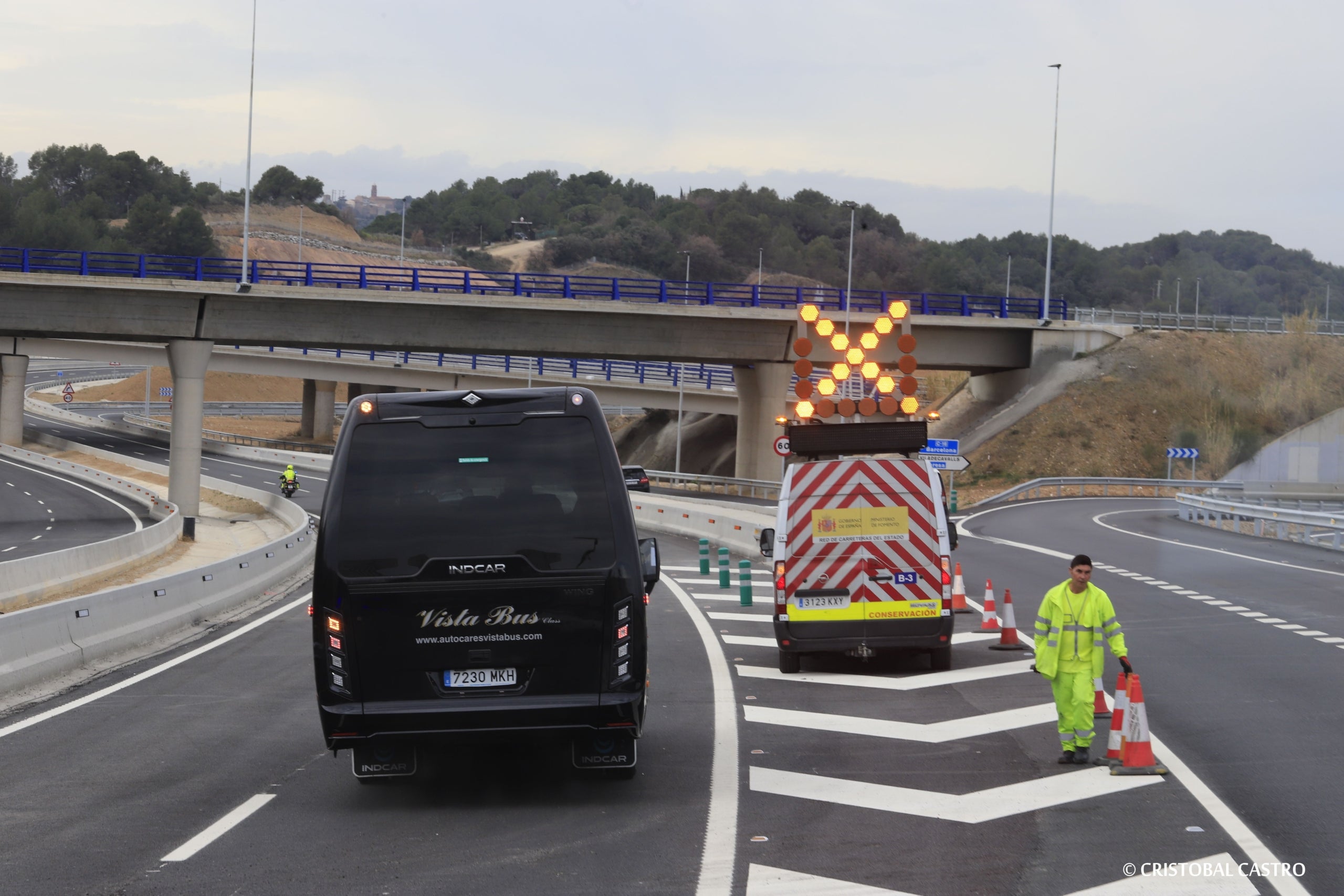 Els cotxes ja poden circular per la B-40 en el tram entre Terrassa i Abrera des d’aquest divendres 16 de febrer. Son poc més de 6 quilòmetres -dels quals 1,3 són en un túnel i de tres carrils per sentit- que uneixen el Vallès Occidental i el Baix Llobregat. Han estat necessaris 17 anys d’obres i 300 milions d’euros per veure tot el traçat de 13,2 quilòmetres finalitzat.