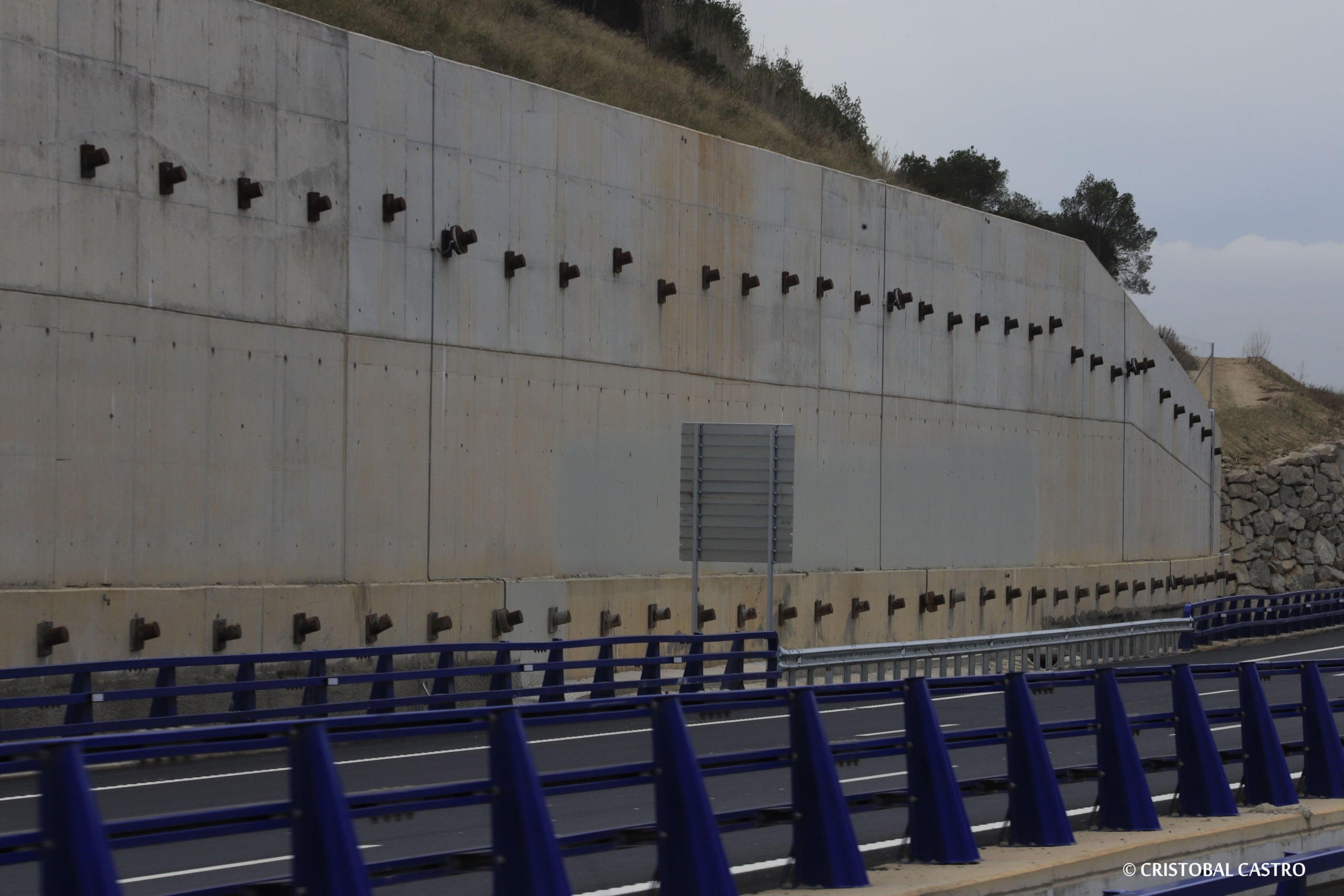 Els cotxes ja poden circular per la B-40 en el tram entre Terrassa i Abrera des d’aquest divendres 16 de febrer. Son poc més de 6 quilòmetres -dels quals 1,3 són en un túnel i de tres carrils per sentit- que uneixen el Vallès Occidental i el Baix Llobregat. Han estat necessaris 17 anys d’obres i 300 milions d’euros per veure tot el traçat de 13,2 quilòmetres finalitzat.