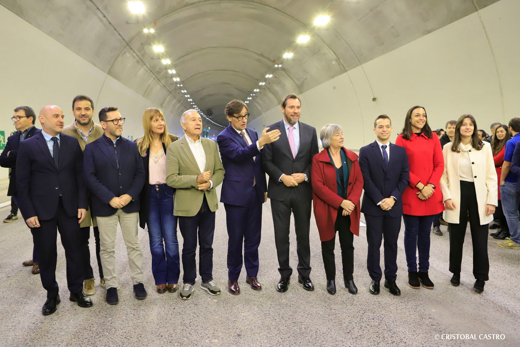 Els cotxes ja poden circular per la B-40 en el tram entre Terrassa i Abrera des d’aquest divendres 16 de febrer. Son poc més de 6 quilòmetres -dels quals 1,3 són en un túnel i de tres carrils per sentit- que uneixen el Vallès Occidental i el Baix Llobregat. Han estat necessaris 17 anys d’obres i 300 milions d’euros per veure tot el traçat de 13,2 quilòmetres finalitzat.