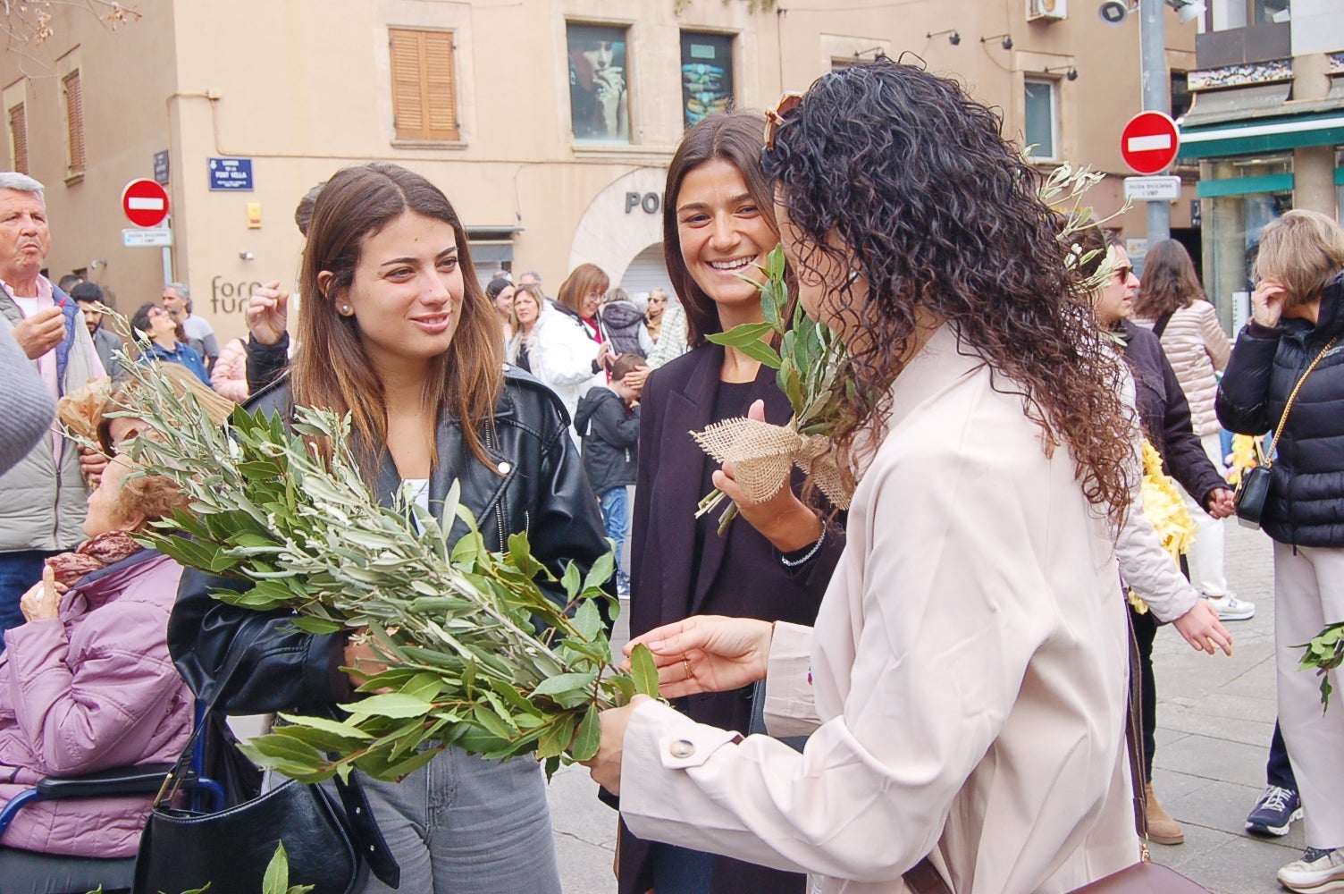 Diumenge de Rams a la plaça Vella de Terrassa. L’Església commemora l’entrada de Jesús a Jerusalem, segons es relata en els evangelis, essent aclamat pel poble que l’acompanya amb les típiques palmes i branques d’olivera.