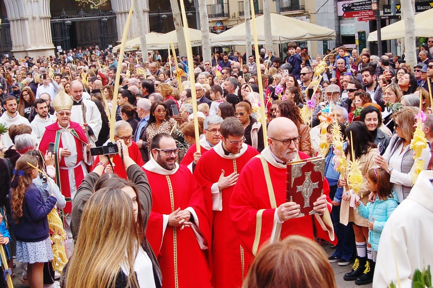 Diumenge de Rams a la plaça Vella de Terrassa. L’Església commemora l’entrada de Jesús a Jerusalem, segons es relata en els evangelis, essent aclamat pel poble que l’acompanya amb les típiques palmes i branques d’olivera.