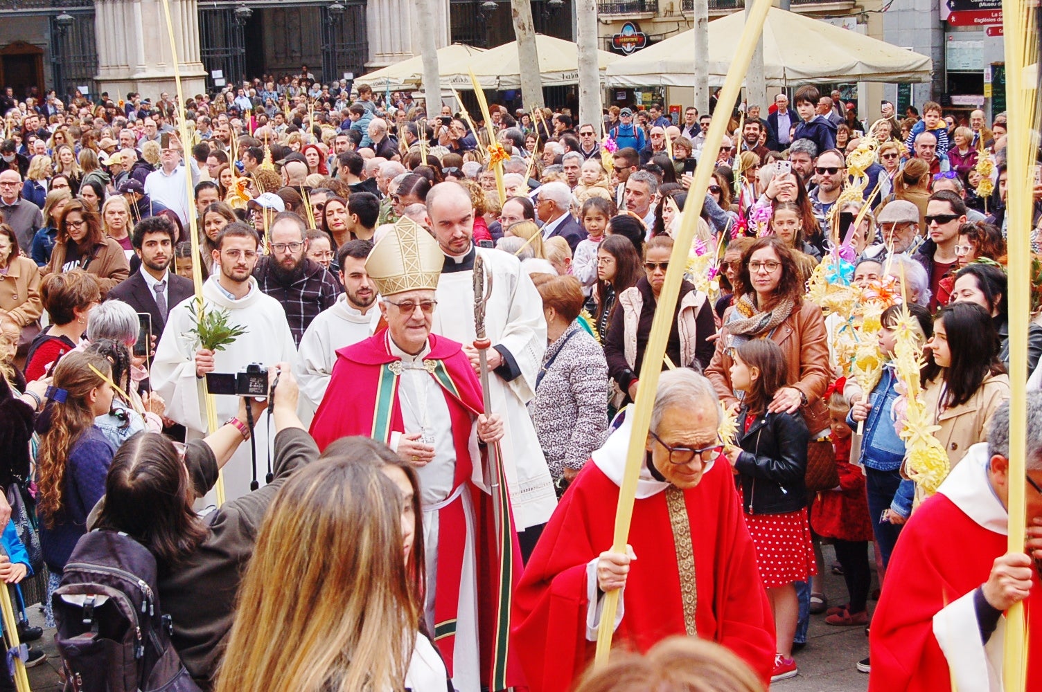 Diumenge de Rams a la plaça Vella de Terrassa. L’Església commemora l’entrada de Jesús a Jerusalem, segons es relata en els evangelis, essent aclamat pel poble que l’acompanya amb les típiques palmes i branques d’olivera.