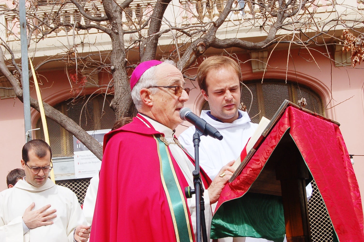 Diumenge de Rams a la plaça Vella de Terrassa. L’Església commemora l’entrada de Jesús a Jerusalem, segons es relata en els evangelis, essent aclamat pel poble que l’acompanya amb les típiques palmes i branques d’olivera.