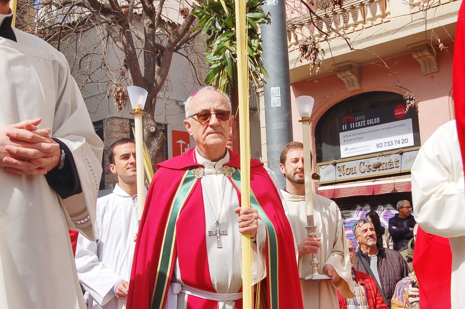 Diumenge de Rams a la plaça Vella de Terrassa. L’Església commemora l’entrada de Jesús a Jerusalem, segons es relata en els evangelis, essent aclamat pel poble que l’acompanya amb les típiques palmes i branques d’olivera.
