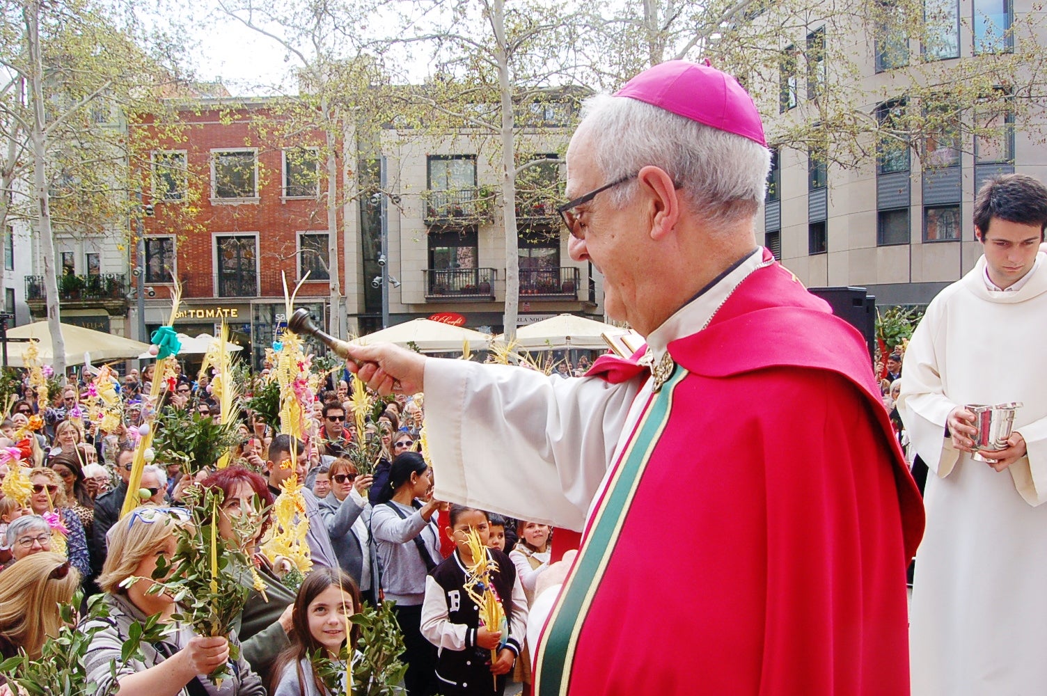 Diumenge de Rams a la plaça Vella de Terrassa. L’Església commemora l’entrada de Jesús a Jerusalem, segons es relata en els evangelis, essent aclamat pel poble que l’acompanya amb les típiques palmes i branques d’olivera.