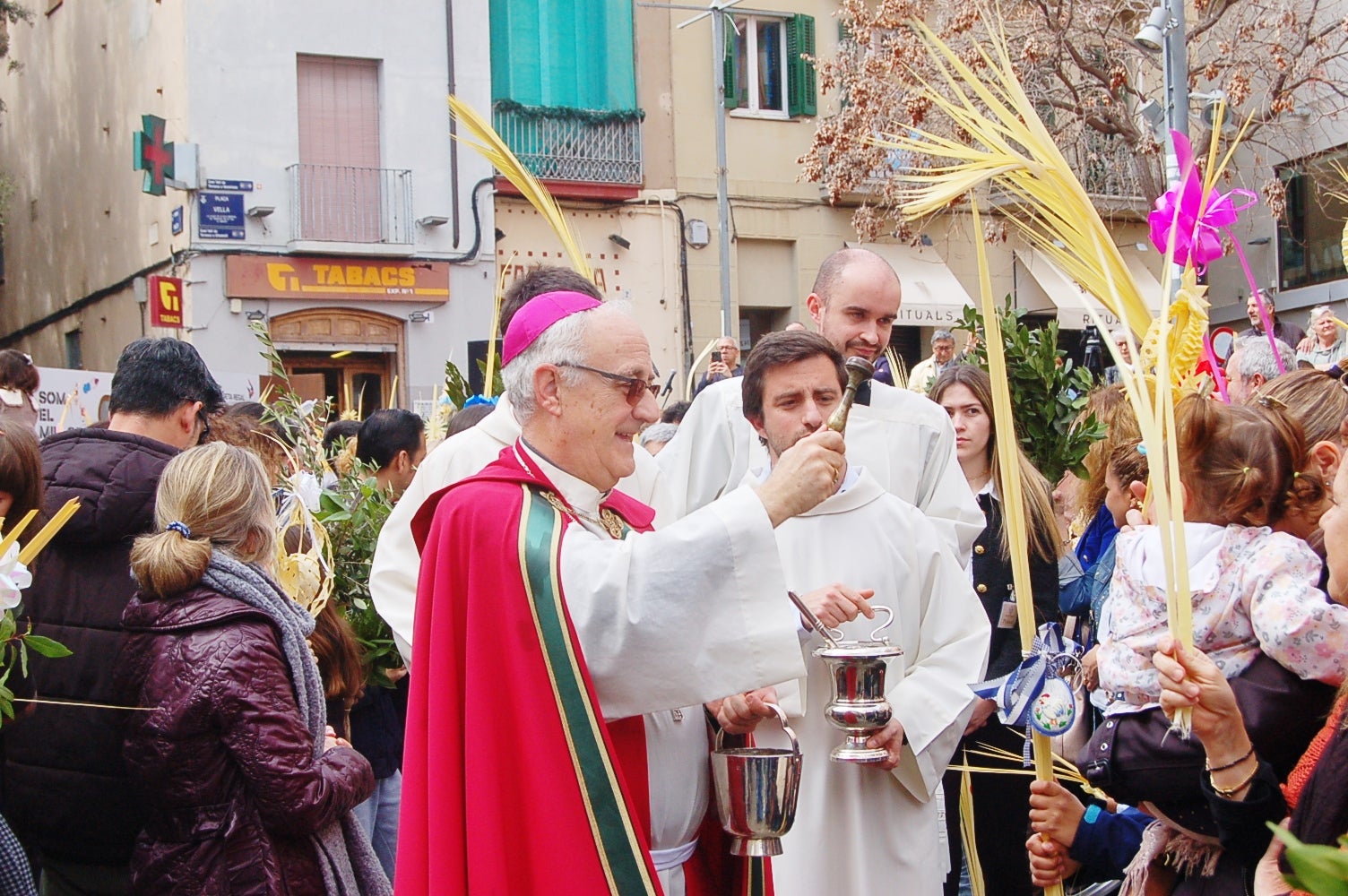 Diumenge de Rams a la plaça Vella de Terrassa. L’Església commemora l’entrada de Jesús a Jerusalem, segons es relata en els evangelis, essent aclamat pel poble que l’acompanya amb les típiques palmes i branques d’olivera.