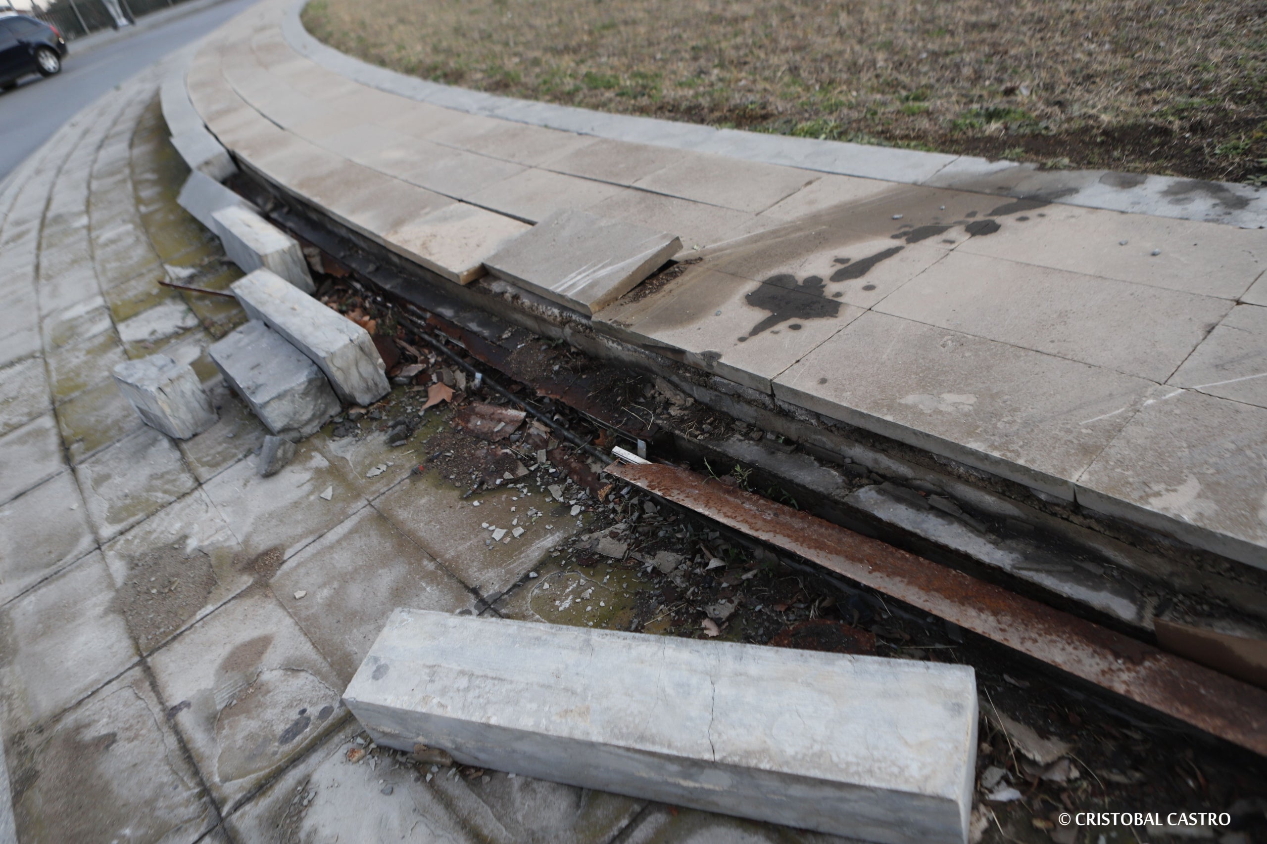 Estat en què es troba la plaça de la Dona Treballadora de Terrassa. L'incivisme i la falta de manteniment han deixat en un estat deplorable la rotonda i el monument. Les rajoles han anat desapareixent, els blocs de ciment han caigut, i els cables s'han despenjat. Ja no només és una qüestió estètica, sinó que representa un perill per a la seguretat dels vianants, i requereix una intervenció urgent, almenys de neteja i sanejament | Cristóbal Castro