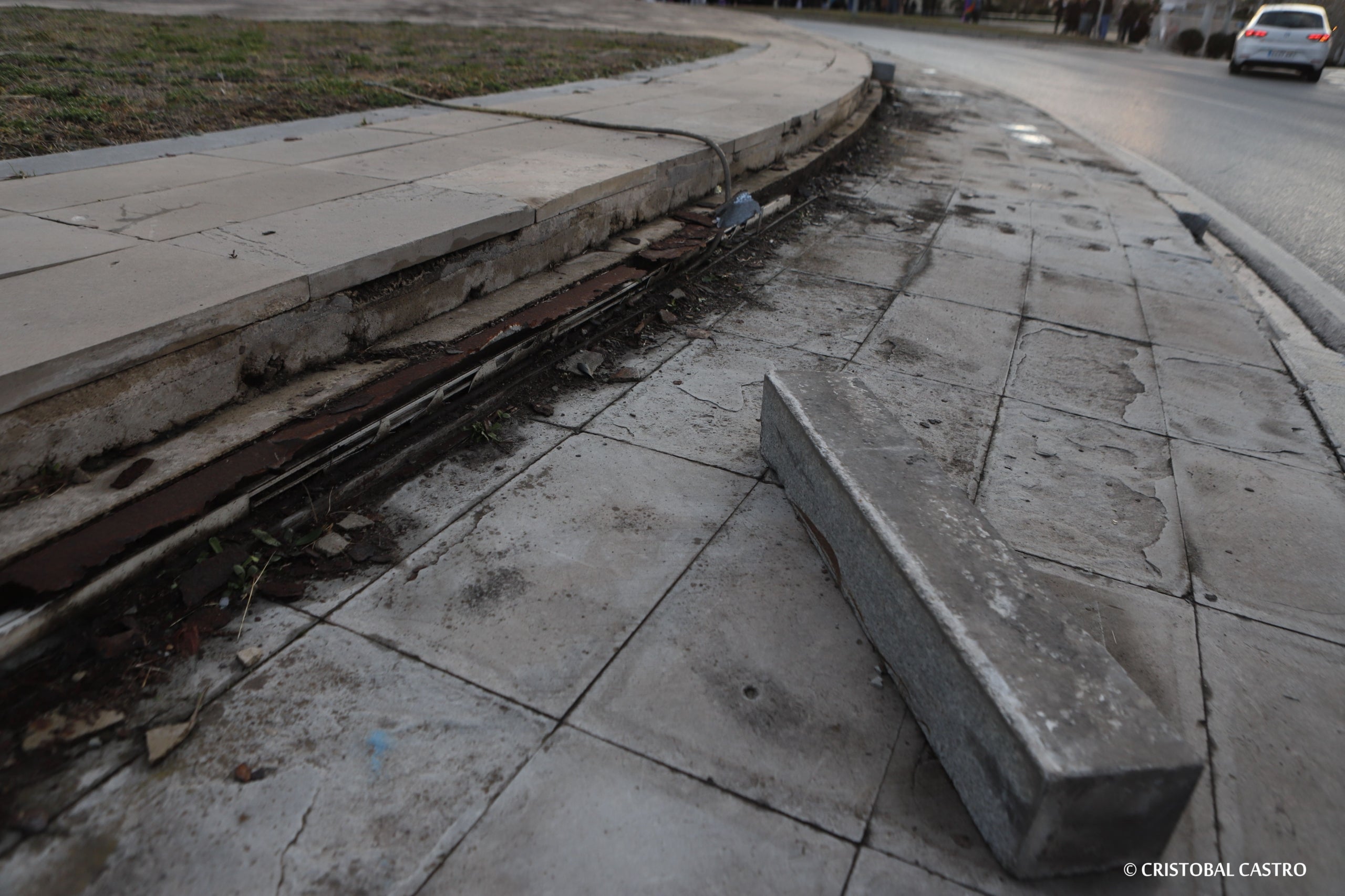 Estat en què es troba la plaça de la Dona Treballadora de Terrassa. L'incivisme i la falta de manteniment han deixat en un estat deplorable la rotonda i el monument. Les rajoles han anat desapareixent, els blocs de ciment han caigut, i els cables s'han despenjat. Ja no només és una qüestió estètica, sinó que representa un perill per a la seguretat dels vianants, i requereix una intervenció urgent, almenys de neteja i sanejament | Cristóbal Castro