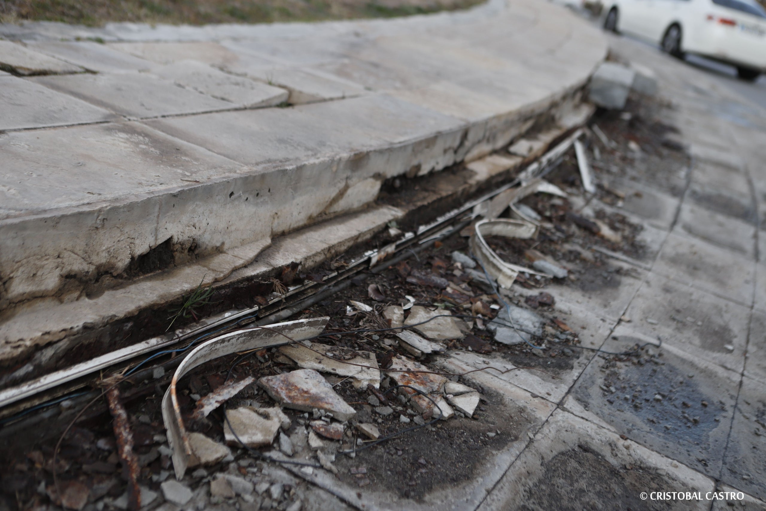 Estat en què es troba la plaça de la Dona Treballadora de Terrassa. L'incivisme i la falta de manteniment han deixat en un estat deplorable la rotonda i el monument. Les rajoles han anat desapareixent, els blocs de ciment han caigut, i els cables s'han despenjat. Ja no només és una qüestió estètica, sinó que representa un perill per a la seguretat dels vianants, i requereix una intervenció urgent, almenys de neteja i sanejament | Cristóbal Castro