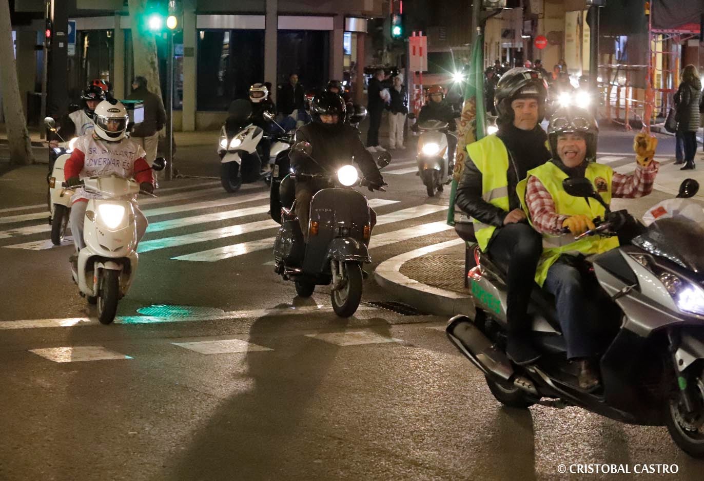 Nova protesta dels motoristes de Terrassa. Unes setmanes després de la trobada amb el govern municipal, en la qual es van plantejar les seves reclamacions sobre la falta d'aparcament per a motos a la ciutat, els usuaris d'aquest mitjà de transport han tornat als carrers per mostrar el seu descontentament. Es queixen de la 'passivitat' de l'Ajuntament en crear noves zones, més enllà del Parc dels Catalans, i demanen més facilitats d'estacionament i més seguretat als vials