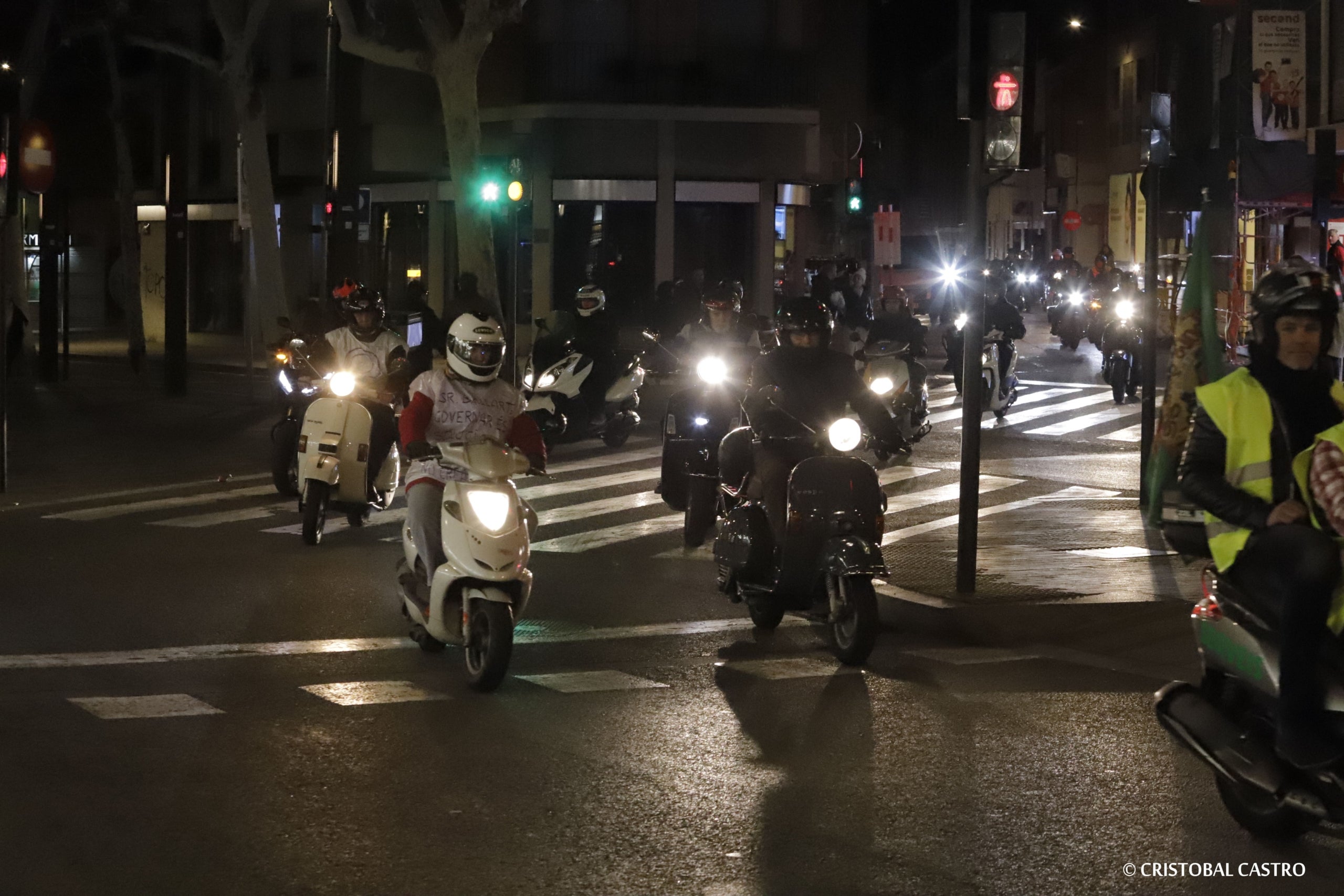 Nova protesta dels motoristes de Terrassa. Unes setmanes després de la trobada amb el govern municipal, en la qual es van plantejar les seves reclamacions sobre la falta d'aparcament per a motos a la ciutat, els usuaris d'aquest mitjà de transport han tornat als carrers per mostrar el seu descontentament. Es queixen de la 'passivitat' de l'Ajuntament en crear noves zones, més enllà del Parc dels Catalans, i demanen més facilitats d'estacionament i més seguretat als vials