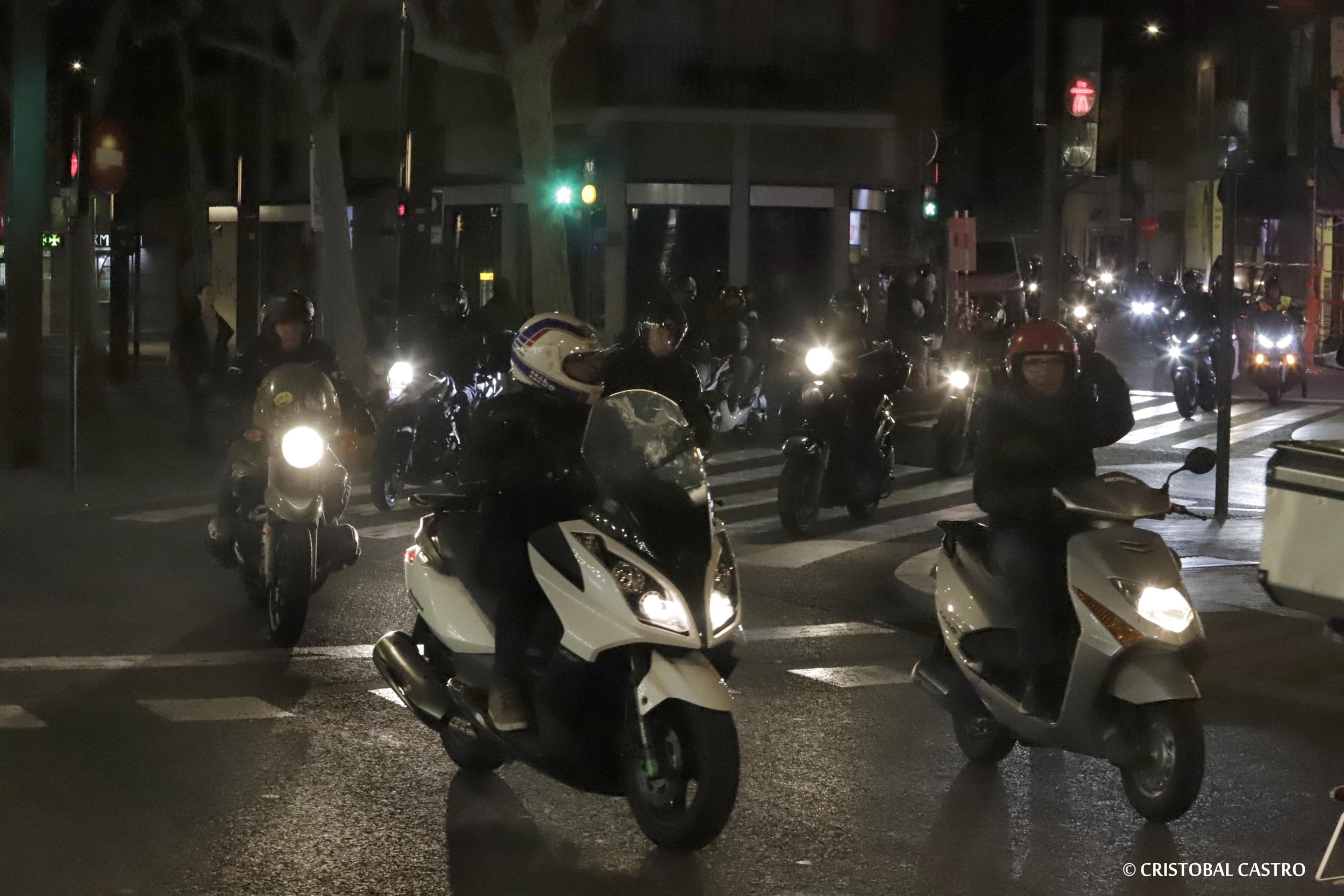 Nova protesta dels motoristes de Terrassa. Unes setmanes després de la trobada amb el govern municipal, en la qual es van plantejar les seves reclamacions sobre la falta d'aparcament per a motos a la ciutat, els usuaris d'aquest mitjà de transport han tornat als carrers per mostrar el seu descontentament. Es queixen de la 'passivitat' de l'Ajuntament en crear noves zones, més enllà del Parc dels Catalans, i demanen més facilitats d'estacionament i més seguretat als vials