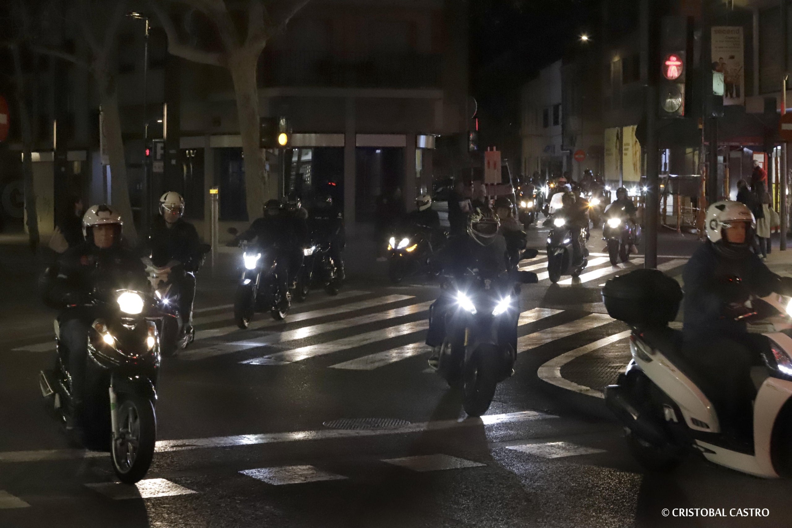Nova protesta dels motoristes de Terrassa. Unes setmanes després de la trobada amb el govern municipal, en la qual es van plantejar les seves reclamacions sobre la falta d'aparcament per a motos a la ciutat, els usuaris d'aquest mitjà de transport han tornat als carrers per mostrar el seu descontentament. Es queixen de la 'passivitat' de l'Ajuntament en crear noves zones, més enllà del Parc dels Catalans, i demanen més facilitats d'estacionament i més seguretat als vials