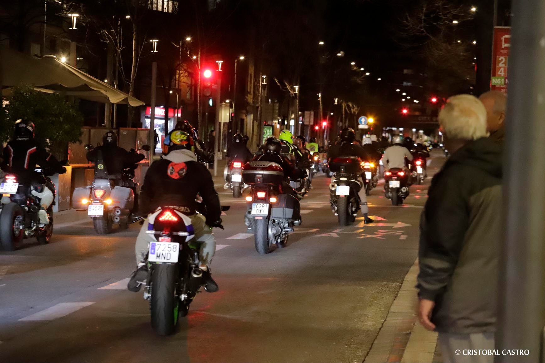 Nova protesta dels motoristes de Terrassa. Unes setmanes després de la trobada amb el govern municipal, en la qual es van plantejar les seves reclamacions sobre la falta d'aparcament per a motos a la ciutat, els usuaris d'aquest mitjà de transport han tornat als carrers per mostrar el seu descontentament. Es queixen de la 'passivitat' de l'Ajuntament en crear noves zones, més enllà del Parc dels Catalans, i demanen més facilitats d'estacionament i més seguretat als vials