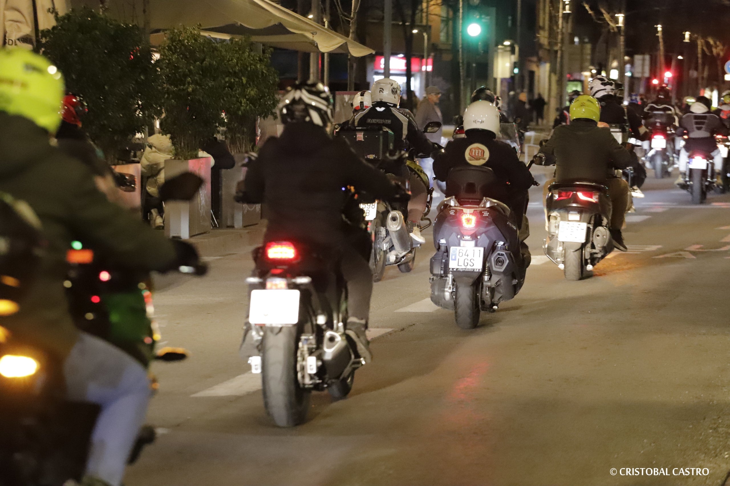 Nova protesta dels motoristes de Terrassa. Unes setmanes després de la trobada amb el govern municipal, en la qual es van plantejar les seves reclamacions sobre la falta d'aparcament per a motos a la ciutat, els usuaris d'aquest mitjà de transport han tornat als carrers per mostrar el seu descontentament. Es queixen de la 'passivitat' de l'Ajuntament en crear noves zones, més enllà del Parc dels Catalans, i demanen més facilitats d'estacionament i més seguretat als vials