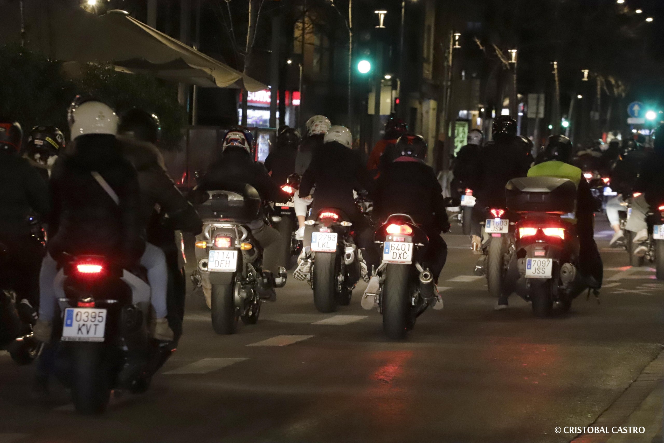 Nova protesta dels motoristes de Terrassa. Unes setmanes després de la trobada amb el govern municipal, en la qual es van plantejar les seves reclamacions sobre la falta d'aparcament per a motos a la ciutat, els usuaris d'aquest mitjà de transport han tornat als carrers per mostrar el seu descontentament. Es queixen de la 'passivitat' de l'Ajuntament en crear noves zones, més enllà del Parc dels Catalans, i demanen més facilitats d'estacionament i més seguretat als vials