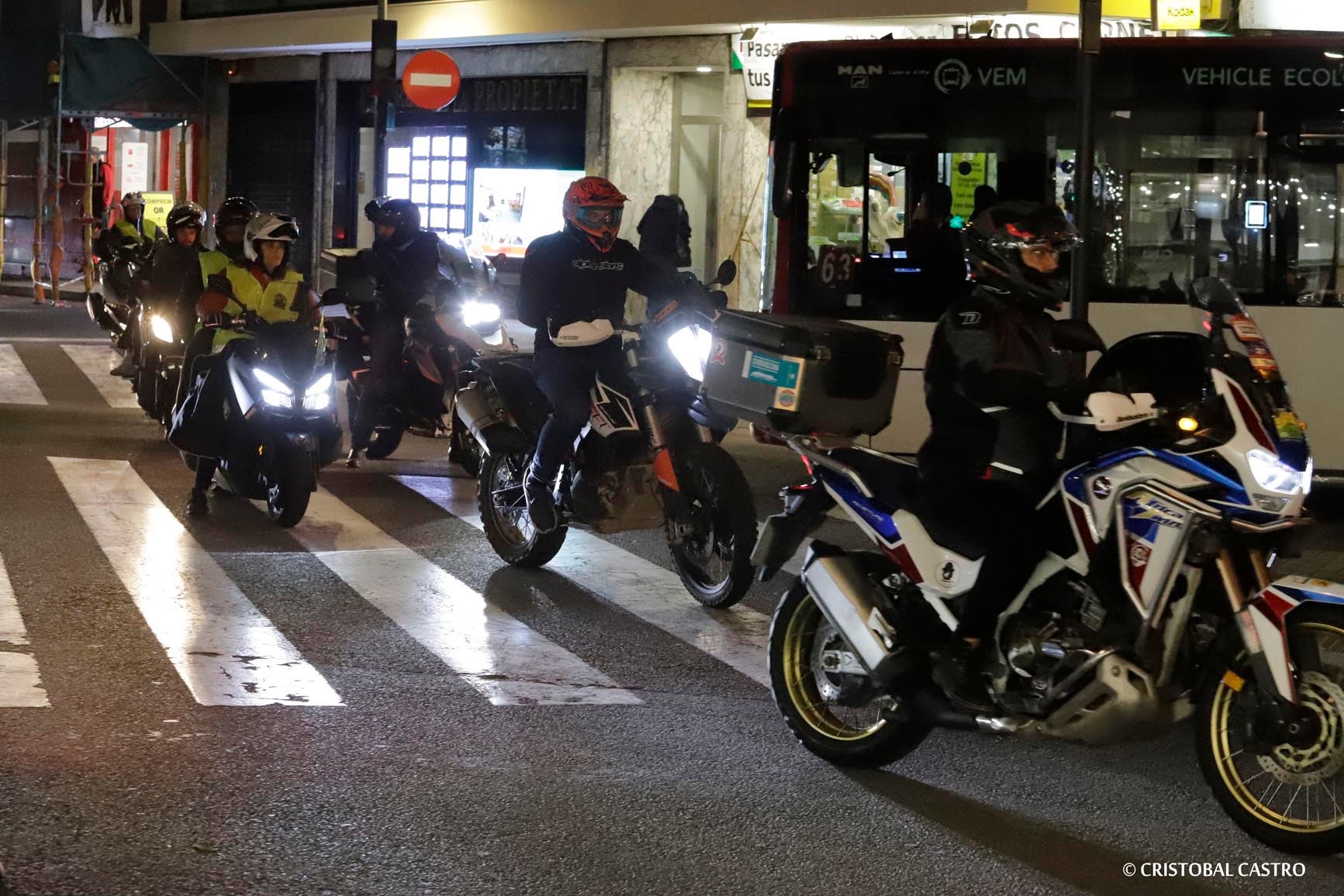 Nova protesta dels motoristes de Terrassa. Unes setmanes després de la trobada amb el govern municipal, en la qual es van plantejar les seves reclamacions sobre la falta d'aparcament per a motos a la ciutat, els usuaris d'aquest mitjà de transport han tornat als carrers per mostrar el seu descontentament. Es queixen de la 'passivitat' de l'Ajuntament en crear noves zones, més enllà del Parc dels Catalans, i demanen més facilitats d'estacionament i més seguretat als vials