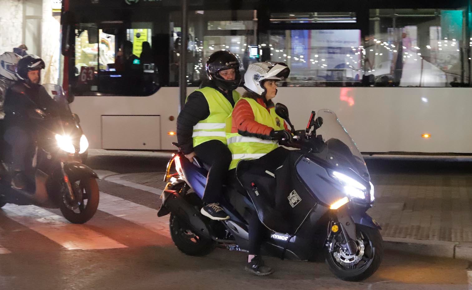 Nova protesta dels motoristes de Terrassa. Unes setmanes després de la trobada amb el govern municipal, en la qual es van plantejar les seves reclamacions sobre la falta d'aparcament per a motos a la ciutat, els usuaris d'aquest mitjà de transport han tornat als carrers per mostrar el seu descontentament. Es queixen de la 'passivitat' de l'Ajuntament en crear noves zones, més enllà del Parc dels Catalans, i demanen més facilitats d'estacionament i més seguretat als vials