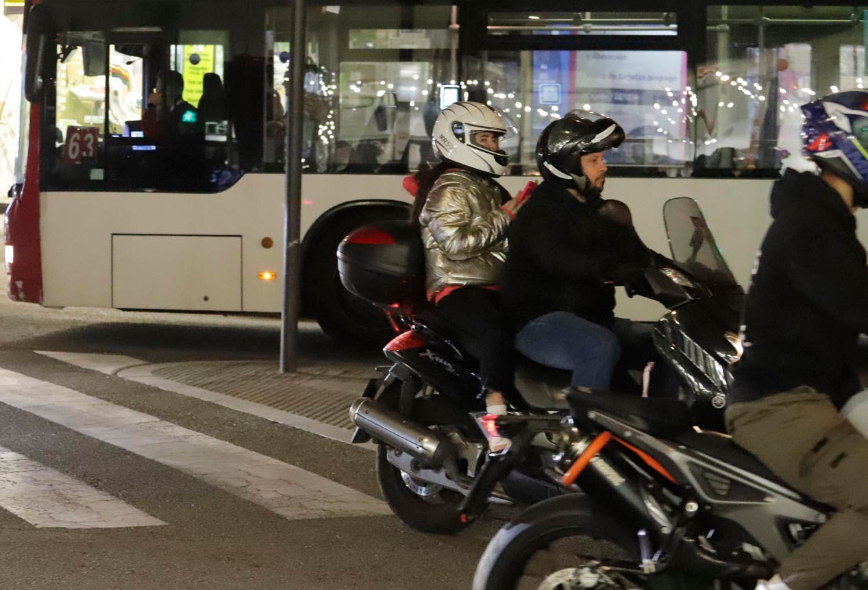 Nova protesta dels motoristes de Terrassa. Unes setmanes després de la trobada amb el govern municipal, en la qual es van plantejar les seves reclamacions sobre la falta d'aparcament per a motos a la ciutat, els usuaris d'aquest mitjà de transport han tornat als carrers per mostrar el seu descontentament. Es queixen de la 'passivitat' de l'Ajuntament en crear noves zones, més enllà del Parc dels Catalans, i demanen més facilitats d'estacionament i més seguretat als vials
