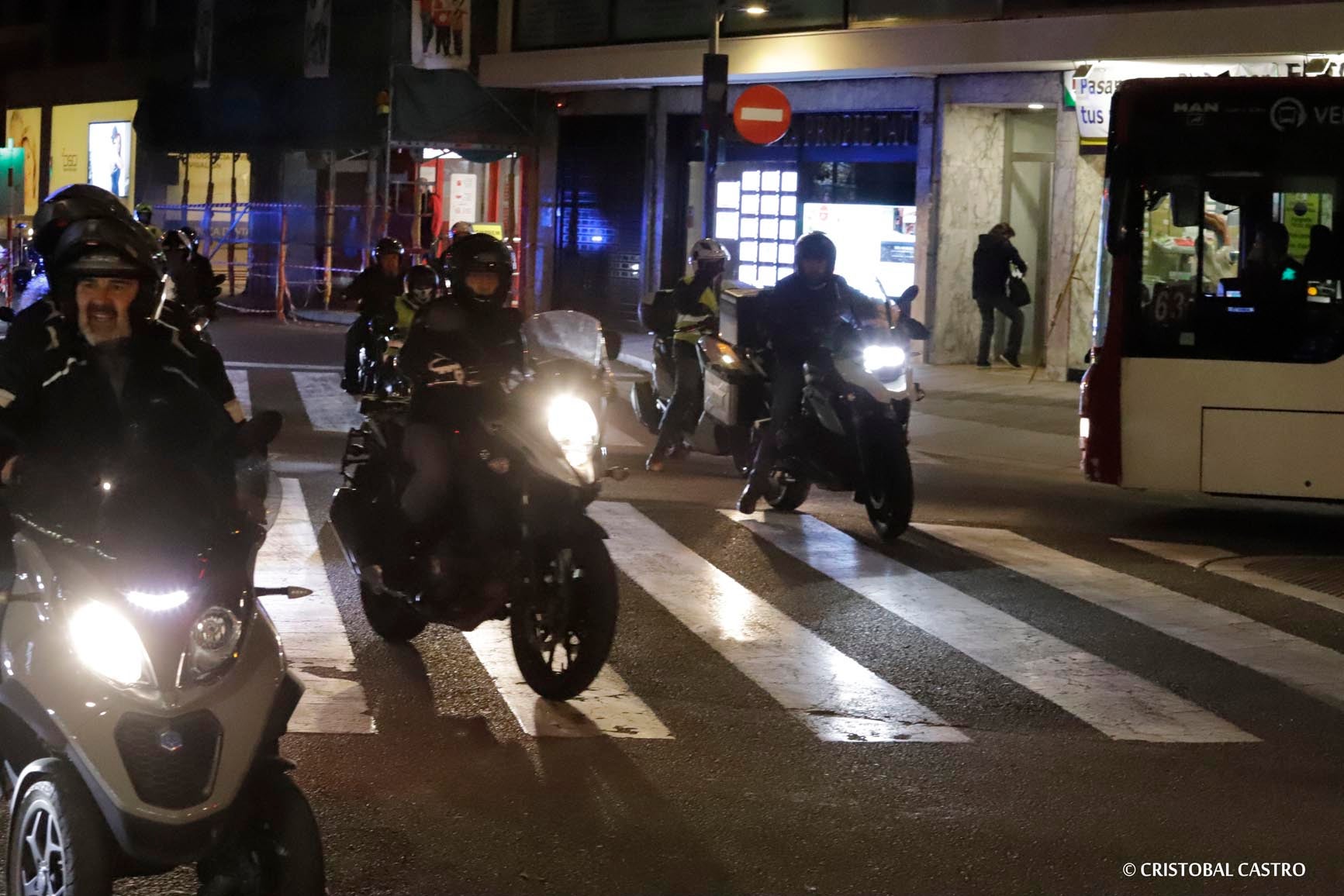 Nova protesta dels motoristes de Terrassa. Unes setmanes després de la trobada amb el govern municipal, en la qual es van plantejar les seves reclamacions sobre la falta d'aparcament per a motos a la ciutat, els usuaris d'aquest mitjà de transport han tornat als carrers per mostrar el seu descontentament. Es queixen de la 'passivitat' de l'Ajuntament en crear noves zones, més enllà del Parc dels Catalans, i demanen més facilitats d'estacionament i més seguretat als vials