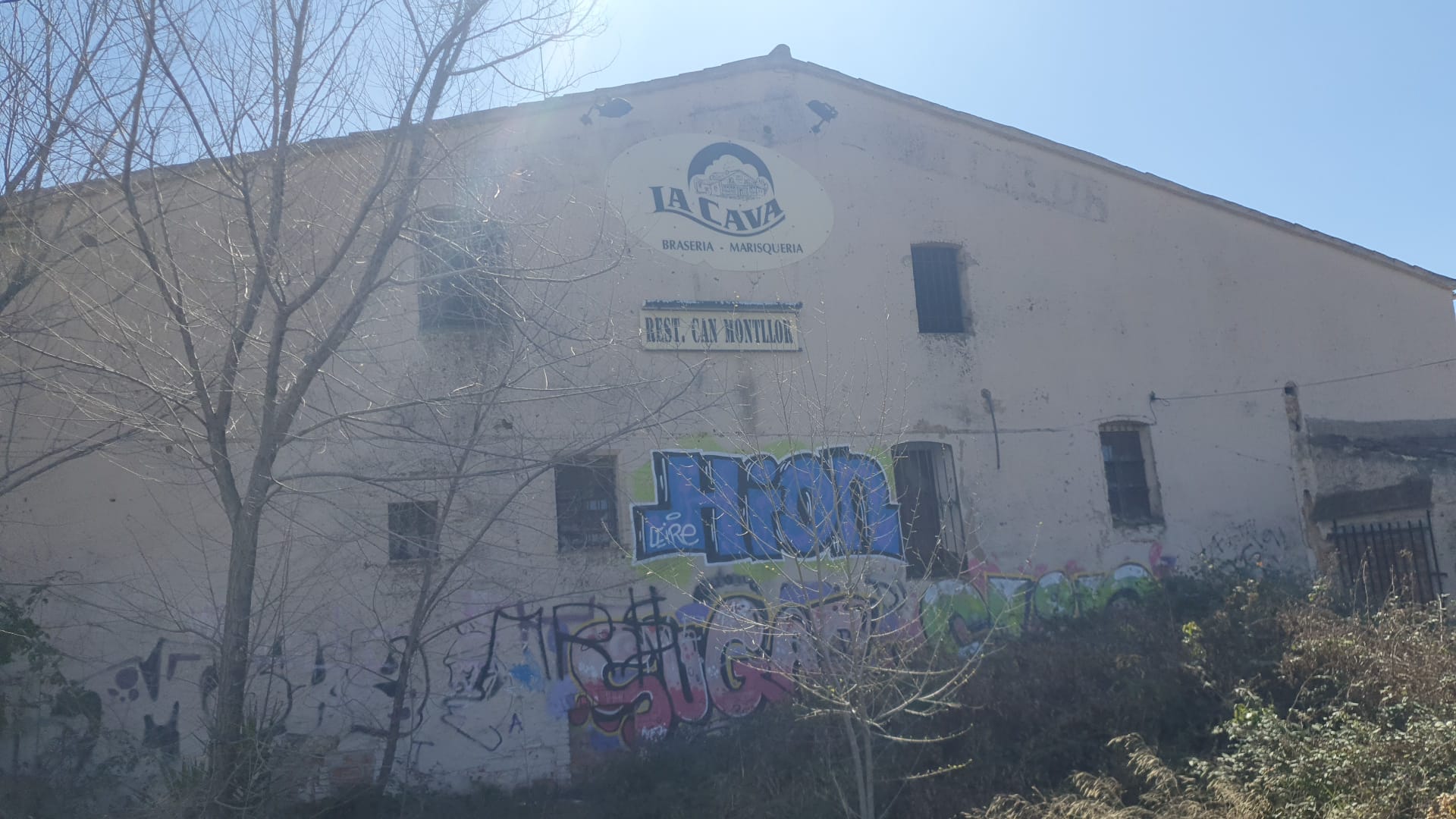 La masia de Can Montllor està abandonada i és un femer/Miki Romagosa